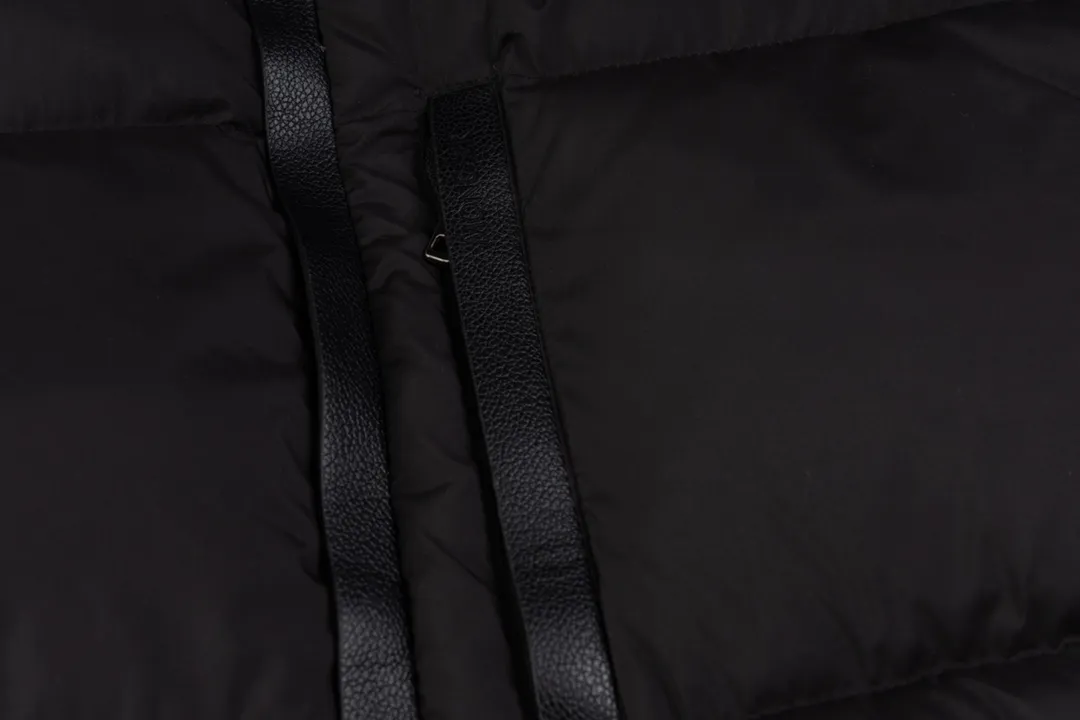 P720 [New arrival] Moncler 24FW BESBRE leather zipper short men's and women's down jacket - Explosive 💥New product design, fashionable, versatile, comfortable and breathable, hidden hood muzzled down jacket ~ On sale simultaneously! This down jacket has a great sense of design and looks, and you can buy it directly with quality control. It’s a high-end product that you can’t go wrong with! Simple and elegant design ~ and engraved with brand logo letters ~ the overall design makes this dress unique! It is made of imported high-tech fabrics and filled with 90% white goose down. The texture of the fabric and the shape are perfect. You can feel its powerful aura through the detailed pictures. It also has superior handsomeness and thermal performance, making it easy to wear in various occasions! With polythermal insulation, you don’t have to worry about a little chill! The placket is designed with a leather zipper, which is both fashionable and functional. It not only highlights the shape but also keeps warm. The leather pockets make the whole style more luxurious!  Color: black coffee Size: 1 2 3 4 5 ready for delivery in seconds