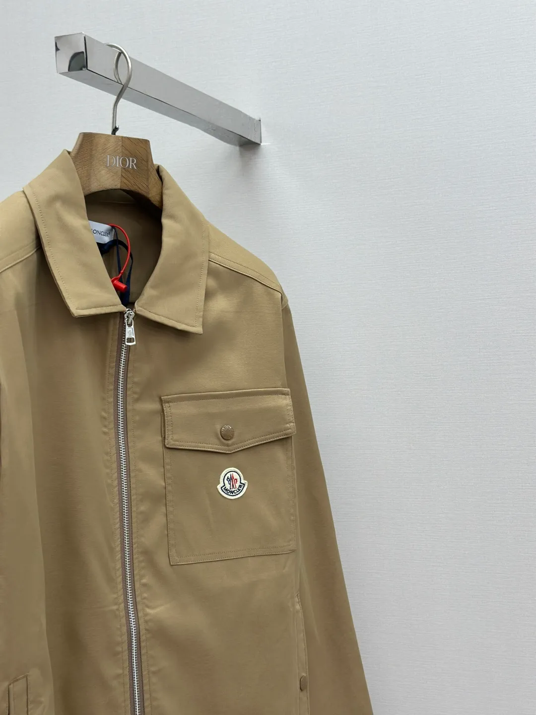 P500 Moncler logo zipper shirt jacket, custom-made high-quality cotton hidden pattern gabardine, full of texture, comfortable and close to the skin, encountering brown tones, exuding restrained tenderness. The iconic Moncler logo embroidered logo is embellished on it, adding brand recognition. Simple and smooth lines. The zipper opening and closing also follows the principle of minimalism. Use simplicity as the pen and texture as the ink. Use the simplest elements to outline the most moving fashion picture. Process 1: The imported special machine is used to position the "Moncler logo embroidered label" with infrared rays. The position is more precise and strong. Process 2: Template machine bag opening. The preset template guides the position, shape and size of the bag opening. The accuracy ensures the quality of the bag opening effect. Process 3: The fabrics are washed and have a better hand feel. Not easy to deform, not easy to shrink, not easy to fade, and maintain long-term beauty. Accessories: Customized Moncler embroidered logo Customized Moncler snap button Customized Moncler zipper Customized Moncler trademark Fit: Loose fit Size: S M L XL Style number: 25304