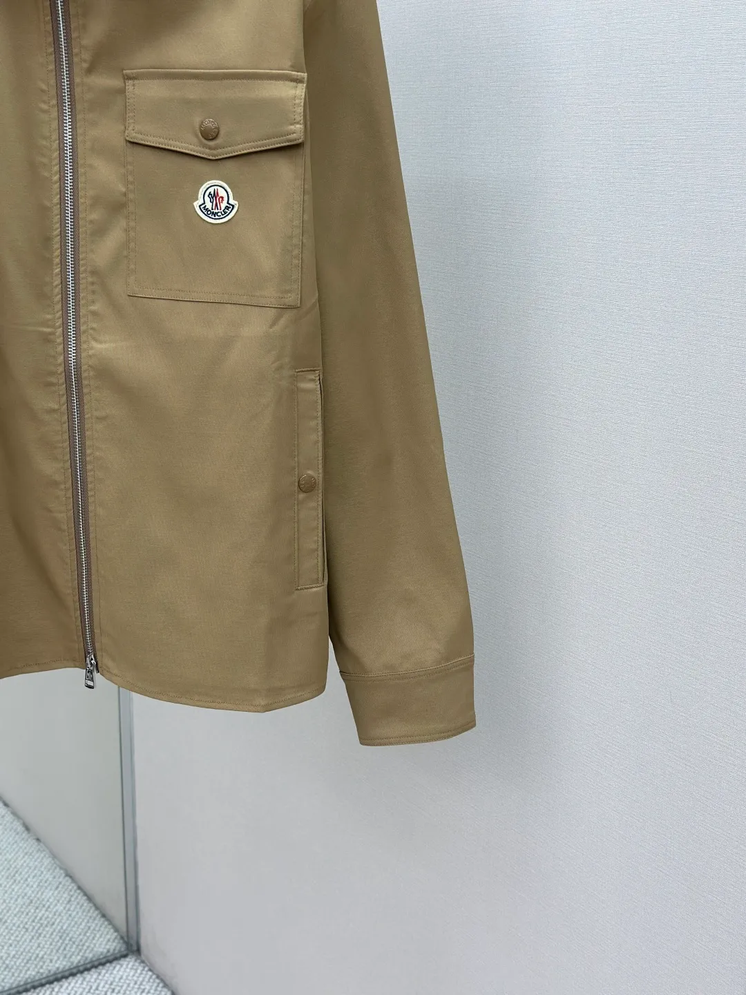 P500 Moncler logo zipper shirt jacket, custom-made high-quality cotton hidden pattern gabardine, full of texture, comfortable and close to the skin, encountering brown tones, exuding restrained tenderness. The iconic Moncler logo embroidered logo is embellished on it, adding brand recognition. Simple and smooth lines. The zipper opening and closing also follows the principle of minimalism. Use simplicity as the pen and texture as the ink. Use the simplest elements to outline the most moving fashion picture. Process 1: The imported special machine is used to position the "Moncler logo embroidered label" with infrared rays. The position is more precise and strong. Process 2: Template machine bag opening. The preset template guides the position, shape and size of the bag opening. The accuracy ensures the quality of the bag opening effect. Process 3: The fabrics are washed and have a better hand feel. Not easy to deform, not easy to shrink, not easy to fade, and maintain long-term beauty. Accessories: Customized Moncler embroidered logo Customized Moncler snap button Customized Moncler zipper Customized Moncler trademark Fit: Loose fit Size: S M L XL Style number: 25304