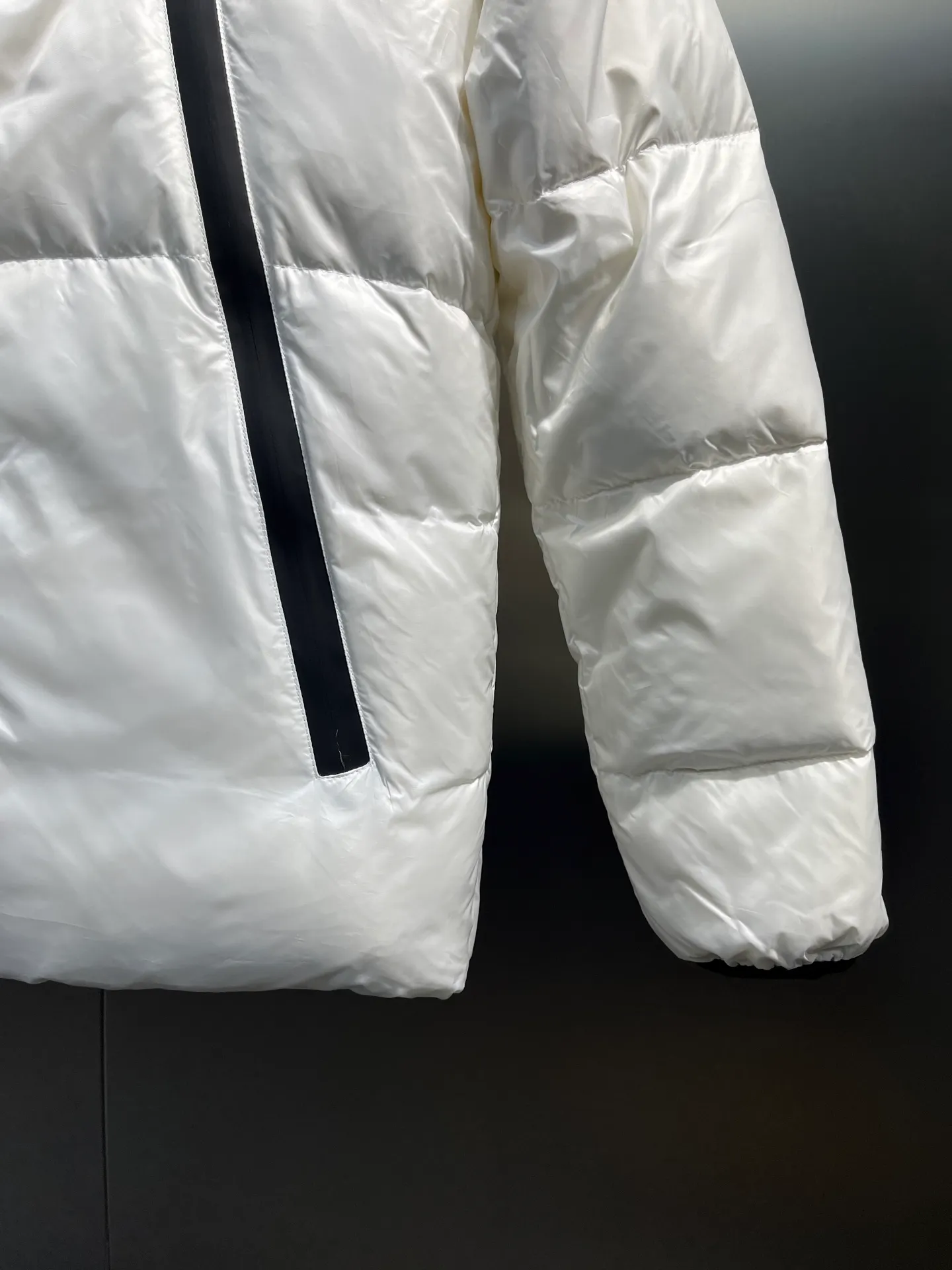 P780 moncler 🌟Large webbing embroidered letters down jacket, upgraded logo with induction anti-counterfeiting, the latest NFC anti-counterfeiting technology, the same style, filled with 90 white duck down fluffy and full, customer-supplied fabrics, original hardware molding, placket with large letters embroidered webbing binding, same style for men and women. Color code number: 1 2 3 4 5