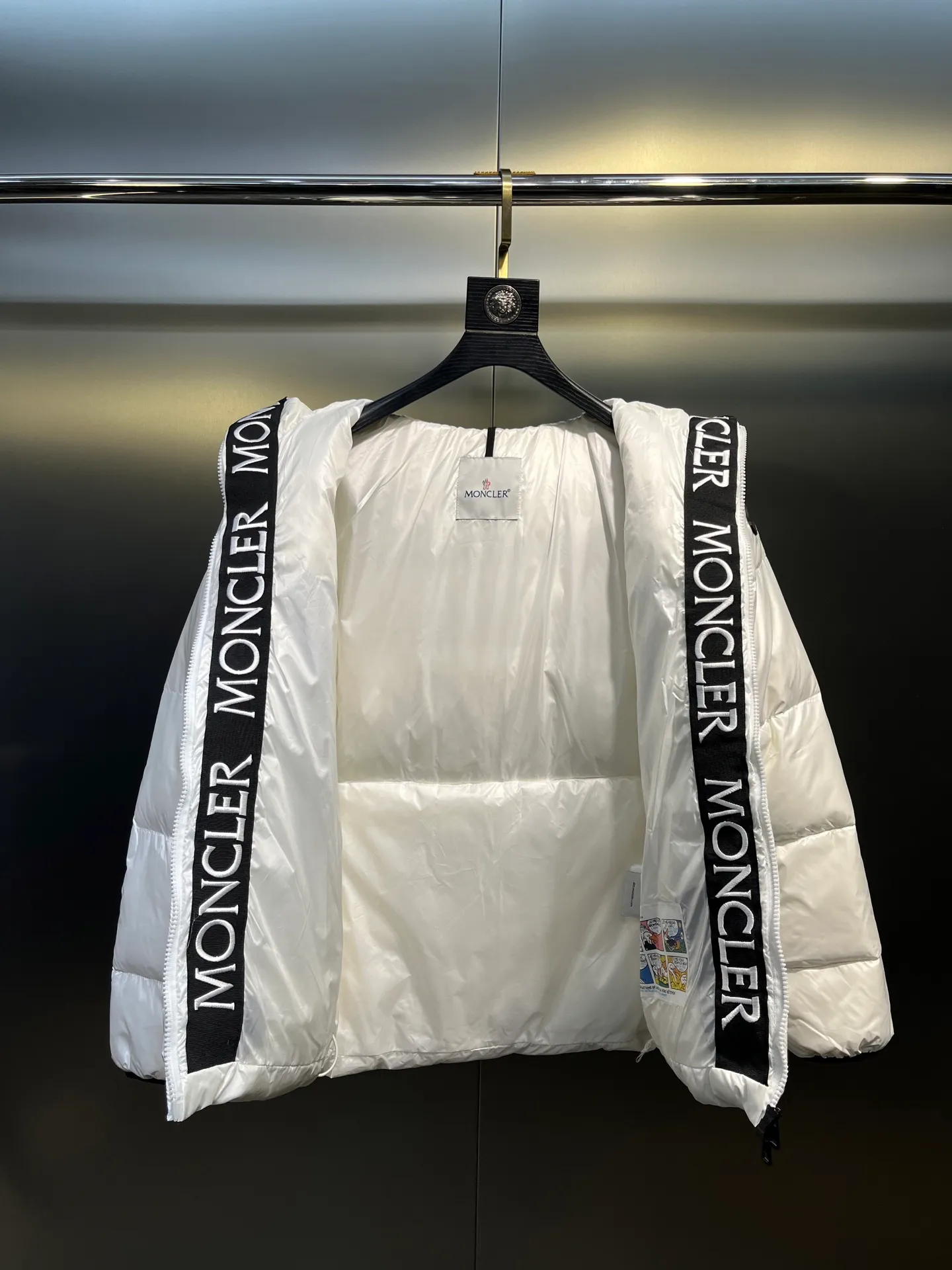P780 moncler 🌟Large webbing embroidered letters down jacket, upgraded logo with induction anti-counterfeiting, the latest NFC anti-counterfeiting technology, the same style, filled with 90 white duck down fluffy and full, customer-supplied fabrics, original hardware molding, placket with large letters embroidered webbing binding, same style for men and women. Color code number: 1 2 3 4 5
