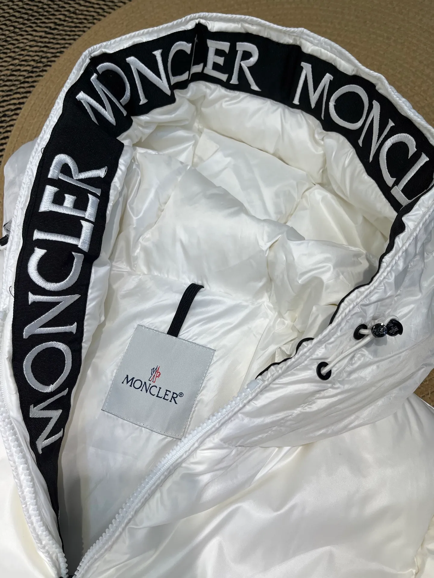 P780 moncler 🌟Large webbing embroidered letters down jacket, upgraded logo with induction anti-counterfeiting, the latest NFC anti-counterfeiting technology, the same style, filled with 90 white duck down fluffy and full, customer-supplied fabrics, original hardware molding, placket with large letters embroidered webbing binding, same style for men and women. Color code number: 1 2 3 4 5