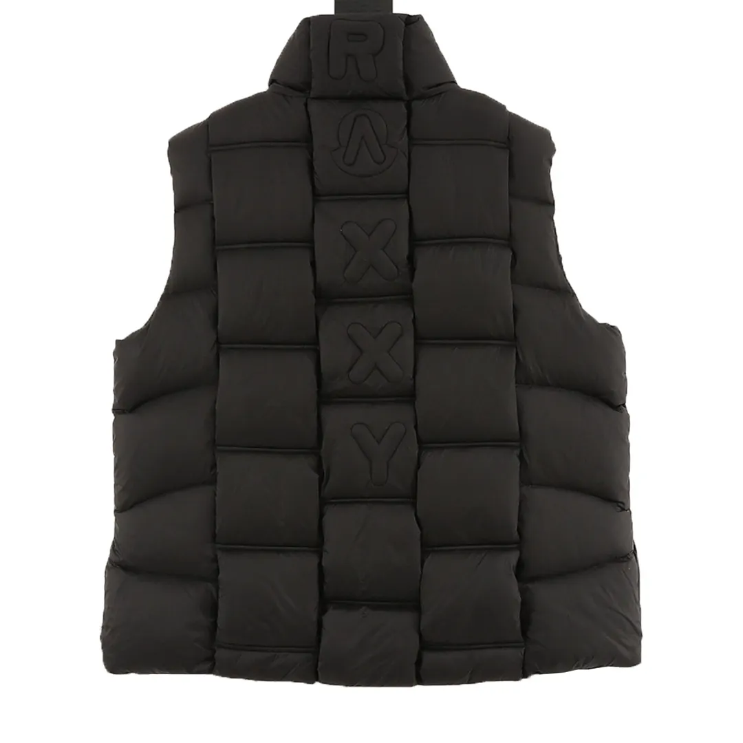 P940 Moncler Lipsi down vest Contrast color splicing design. Super full filling. Original purchase and development, distinguishing low-end versions from all the pictures and prints on the Internet. Lipsi men's down vest is made of bright nylon laqué fabric, suitable for wearing in different seasons, bringing warmth and care.  The Lipsi short down vest embodies Moncler's classic design and is a must-have item for your wardrobe from season to season. Crafted from lightweight, functional nylon laqué fabric, it has a contrast lining for a vibrant feel. Details •Made from lightweight nylon laqué fabric •Lightweight nylon laqué lining •Down filled •Stand collar •Zip closure •Zip pockets •Chenille logo patch Black/Ivory 𝐒𝐢𝐳𝐞:𝟏-𝟓
