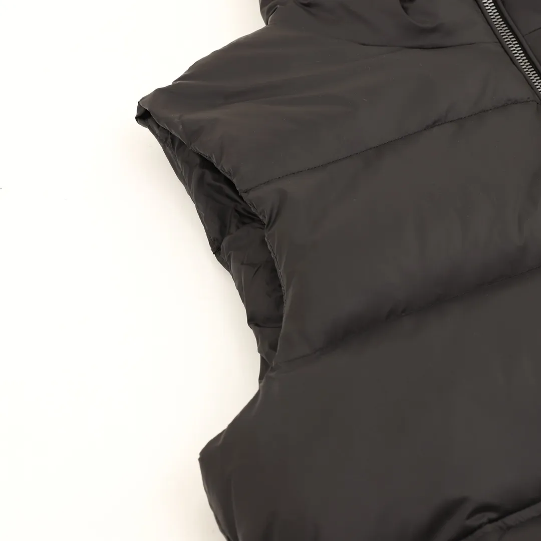 P940 Moncler Lipsi down vest Contrast color splicing design. Super full filling. Original purchase and development, distinguishing low-end versions from all the pictures and prints on the Internet. Lipsi men's down vest is made of bright nylon laqué fabric, suitable for wearing in different seasons, bringing warmth and care.  The Lipsi short down vest embodies Moncler's classic design and is a must-have item for your wardrobe from season to season. Crafted from lightweight, functional nylon laqué fabric, it has a contrast lining for a vibrant feel. Details •Made from lightweight nylon laqué fabric •Lightweight nylon laqué lining •Down filled •Stand collar •Zip closure •Zip pockets •Chenille logo patch Black/Ivory 𝐒𝐢𝐳𝐞:𝟏-𝟓