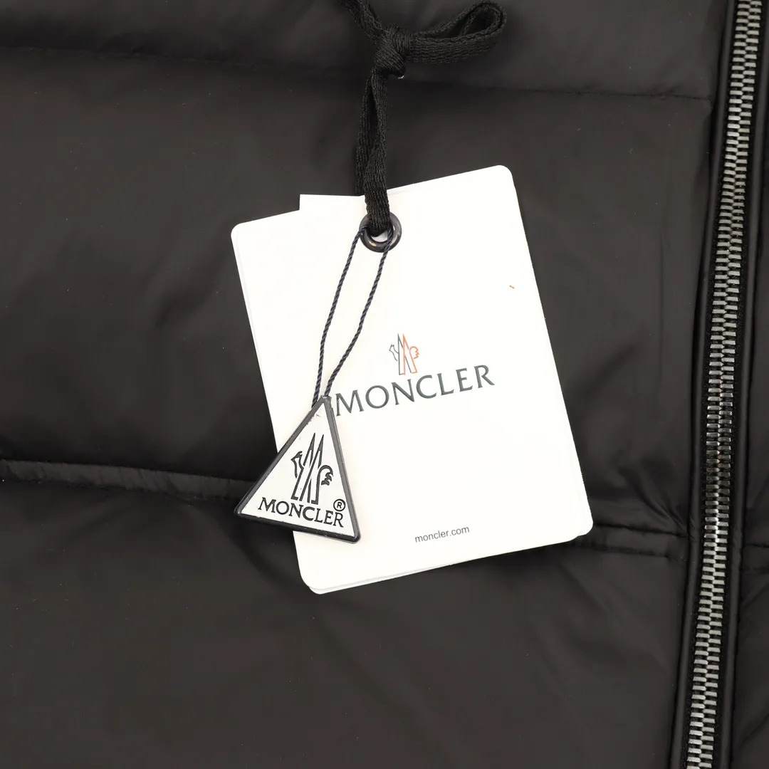 P940 Moncler Lipsi down vest Contrast color splicing design. Super full filling. Original purchase and development, distinguishing low-end versions from all the pictures and prints on the Internet. Lipsi men's down vest is made of bright nylon laqué fabric, suitable for wearing in different seasons, bringing warmth and care.  The Lipsi short down vest embodies Moncler's classic design and is a must-have item for your wardrobe from season to season. Crafted from lightweight, functional nylon laqué fabric, it has a contrast lining for a vibrant feel. Details •Made from lightweight nylon laqué fabric •Lightweight nylon laqué lining •Down filled •Stand collar •Zip closure •Zip pockets •Chenille logo patch Black/Ivory 𝐒𝐢𝐳𝐞:𝟏-𝟓