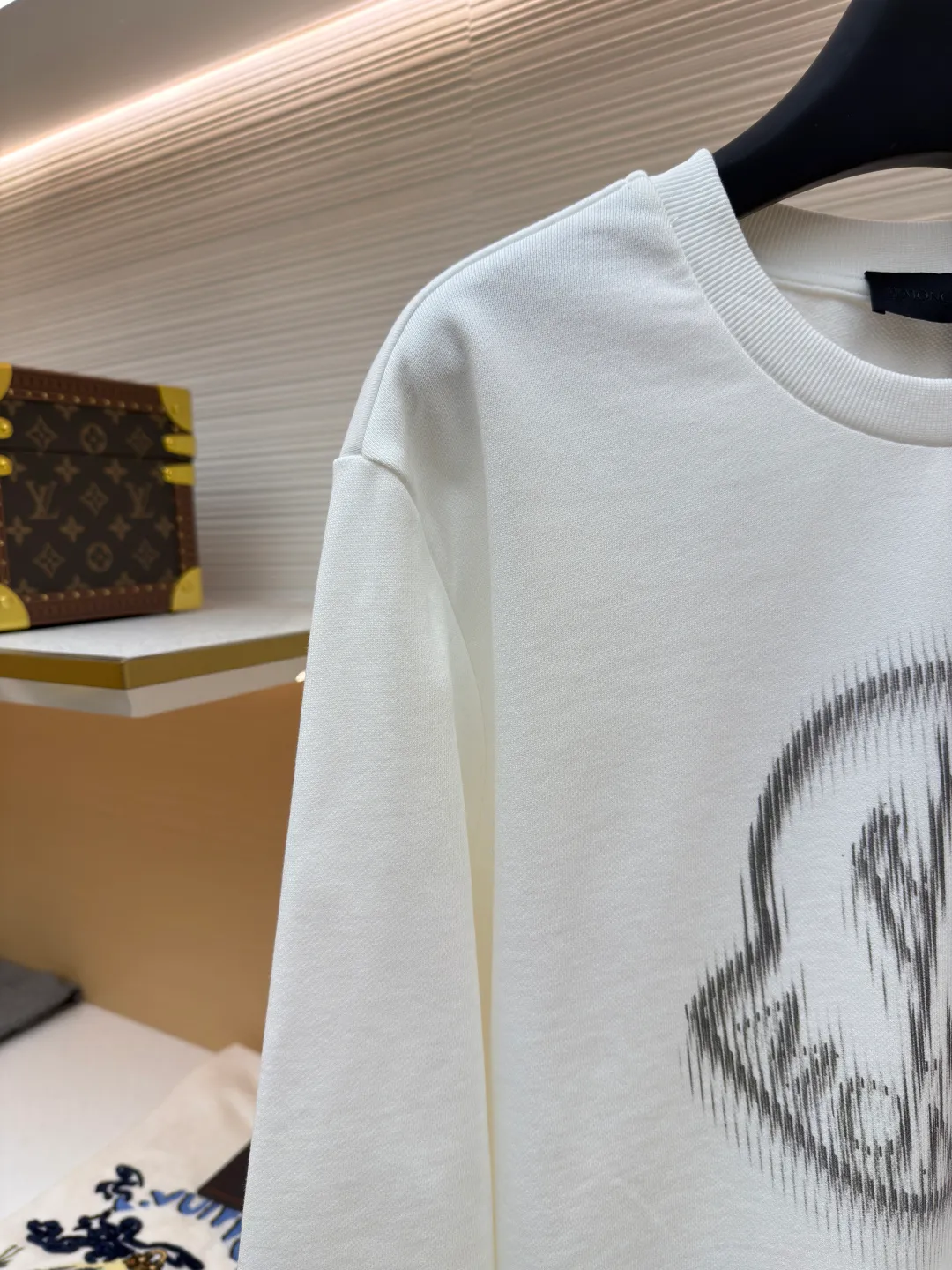 P340 Moncler round neck pullover printed casual long-sleeved sweatshirt ●Original version: Purchased and developed by 3926 ●Item number: 1681948-A45 ●Fabric: combed cotton fabric ●Technology: digital direct injection production ●Color: white ●Version: fitted version ●Weight: about 505 grams ●Size: S-M-L-XL ●Description: This MONCLER round-neck sweatshirt uses a fabric enzyme washing process: the fabric is gently washed with biological enzymes, which can not only clean the fabric impurities, but also soften the fiber texture, making the sweatshirt more skin-friendly and soft, while retaining the stiffness of the fabric itself, making it less likely to deform after long-term wear. The printing part uses digital direct-injection technology: the pattern accurately restores the detailed texture of the brand logo, the color is delicate and has strong adhesion, and it is not easy to fade or crack after washing; the direct-injection process allows the printing to be highly integrated with the fabric without producing a stiff gluey feel, taking into account both aesthetics and wearing comfort. Thanks to the combination of craftsmanship, the clothes not only have a high-end texture, but also take into account the durability of daily wear. It is recommended to hand wash to better maintain the craftsmanship effect. The overall wiring is straight and delicate, the fabric is comfortable and soft, and the color is consistent without color difference. It can be matched with the same style to create a fashionable look and control various occasions. Customized accessories, complete with three standards, same style for men and women!