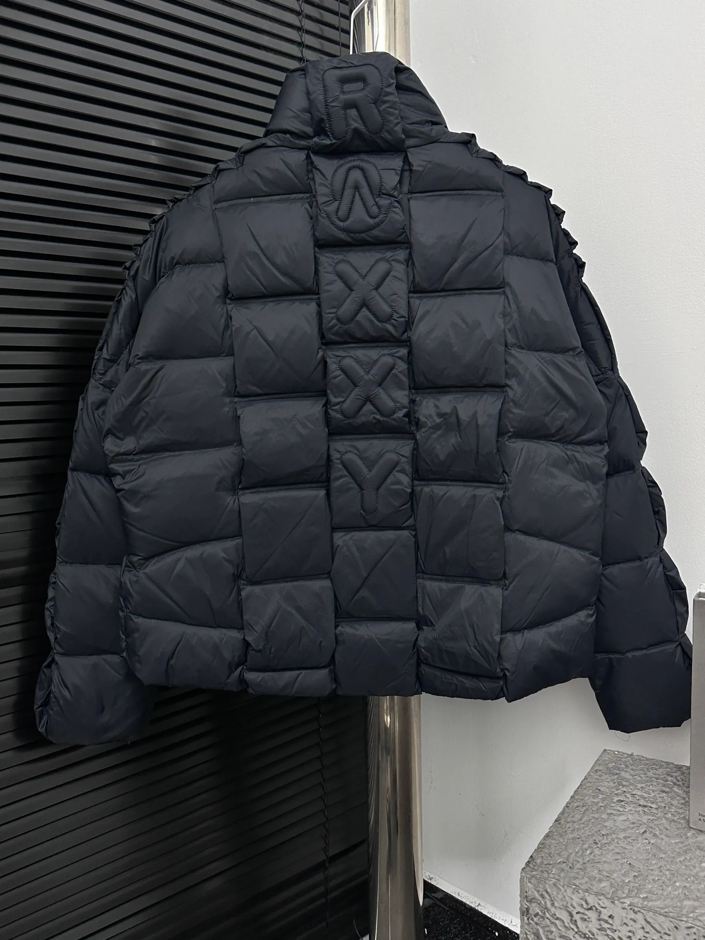 P980 [Moncler] Moncler 2025 autumn and winter new stand-up collar down jacket. Original custom-made hardware accessories are all imported and original customization. Welcome to compare. Absolutely high quality. Made of top-grade 90 white duck down. Super soft. Filled with fluffy and full feathers. Super heavy-duty. The fabric is well made and the pattern is perfect. Pay attention, the fabric is super comfortable. Exclusive model. Non-market goods. Same style for men and women. Code number: 0 1 2 3 4