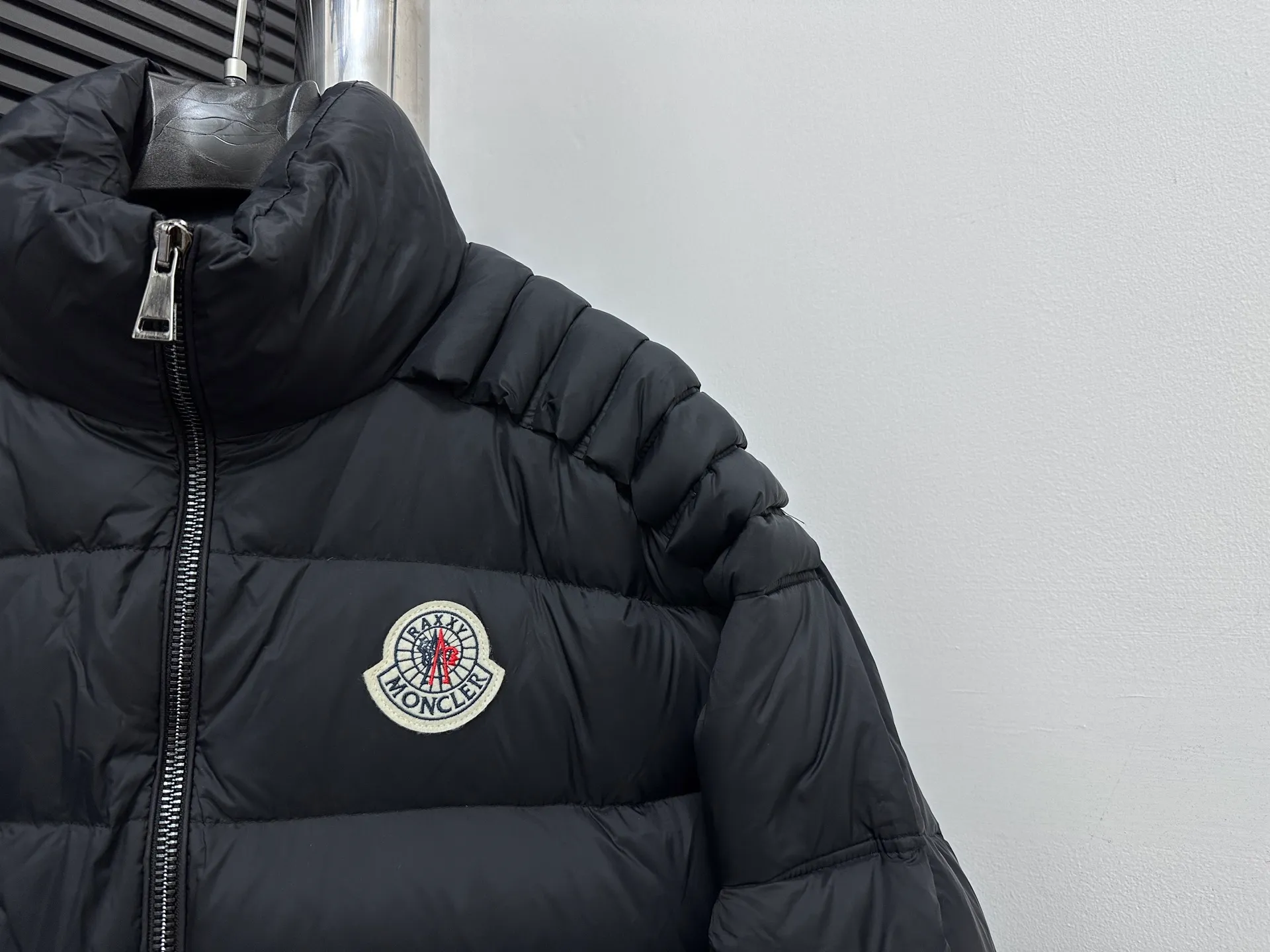 P980 [Moncler] Moncler 2025 autumn and winter new stand-up collar down jacket. Original custom-made hardware accessories are all imported and original customization. Welcome to compare. Absolutely high quality. Made of top-grade 90 white duck down. Super soft. Filled with fluffy and full feathers. Super heavy-duty. The fabric is well made and the pattern is perfect. Pay attention, the fabric is super comfortable. Exclusive model. Non-market goods. Same style for men and women. Code number: 0 1 2 3 4