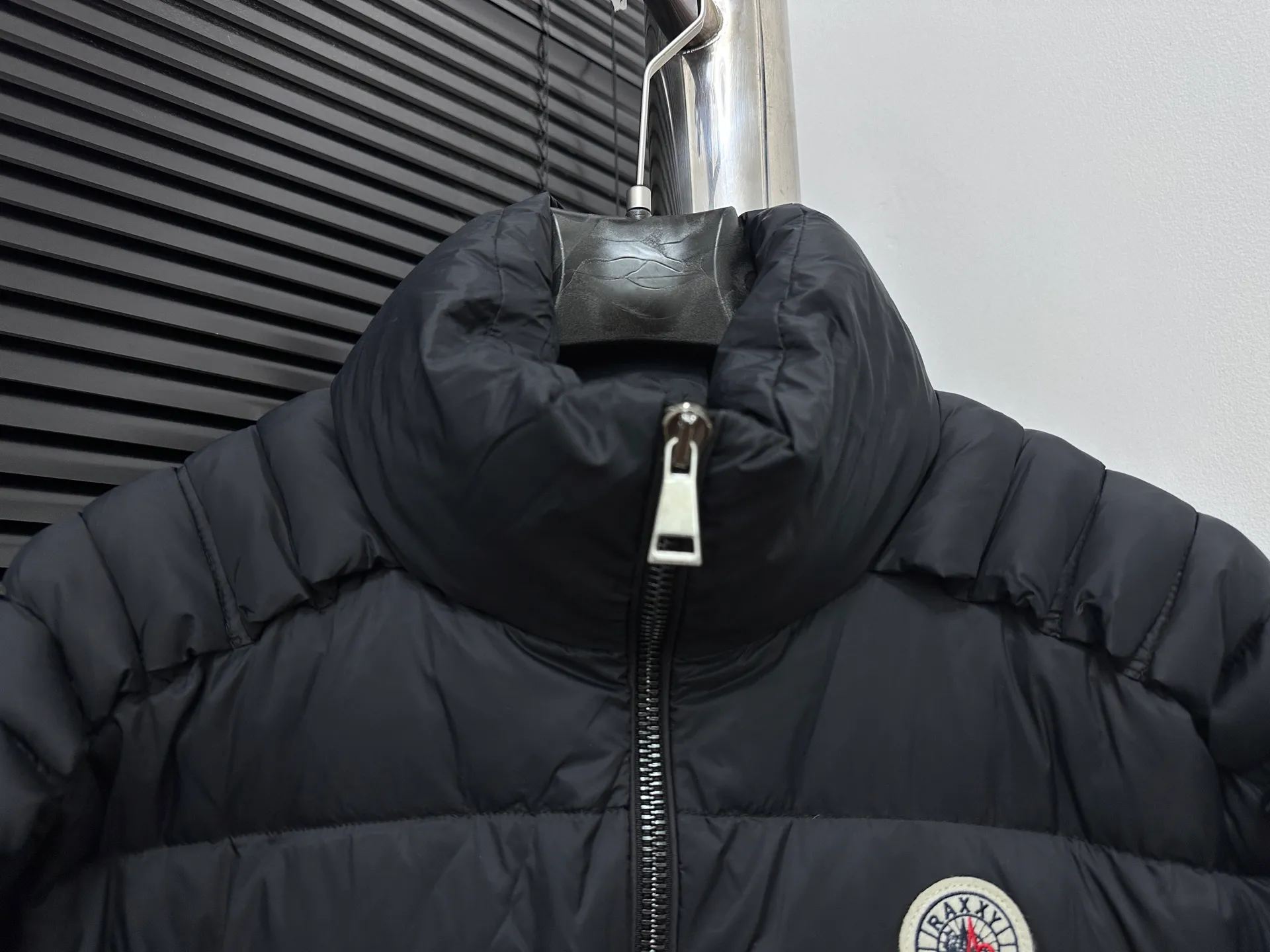 P980 [Moncler] Moncler 2025 autumn and winter new stand-up collar down jacket. Original custom-made hardware accessories are all imported and original customization. Welcome to compare. Absolutely high quality. Made of top-grade 90 white duck down. Super soft. Filled with fluffy and full feathers. Super heavy-duty. The fabric is well made and the pattern is perfect. Pay attention, the fabric is super comfortable. Exclusive model. Non-market goods. Same style for men and women. Code number: 0 1 2 3 4