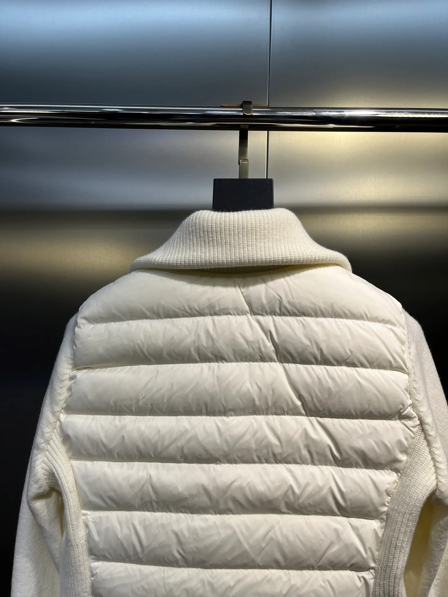 P780 MONCLER 25FW new autumn and winter men's padded wool zipper hoody. This wool hood is equipped with a padded down front and is a practical item suitable for multi-season wear. This hood features a quilted logo, highlighting the brand's heritage. Designed in a lightweight knit, it's a practical addition to your versatile wardrobe and can be easily worn in milder weather. Made of wool Longue saison lining Longue saison front, filled with down Rib knit 12 gauge Thick soft hood Zip closure Pockets Sizes: S-XL