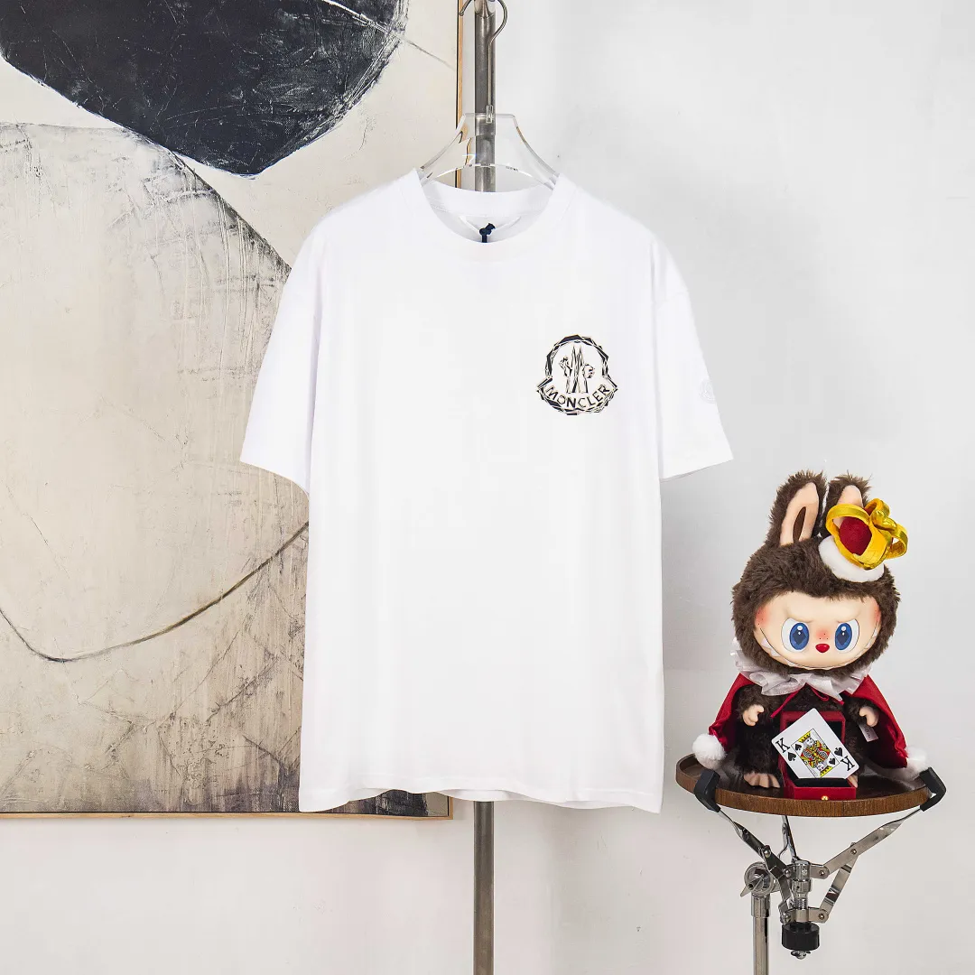 P200 💰zp version [exclusive supply] MONCLER masked foam printed armband short sleeves. Fabric: Made of 32 pairs of yarn, threaded with 1*1 Solona. Craftsmanship: The chest logo adopts foam printing technology, and the original customized stencil is used. Every detail and color is highly restored to the original version 1:1. Accessories: The armband is made of cashmere composite material, with the brand logo embroidered on the surface. The detailed positions of auxiliary materials are restored according to 1:1 positioning. Accessories: Customized 1:1 washed trademark Accessories: Customized 1:1 composite armband Technology: Customized 1:1 foam printing Color: Black White Size: S M L XL Number: XS10402