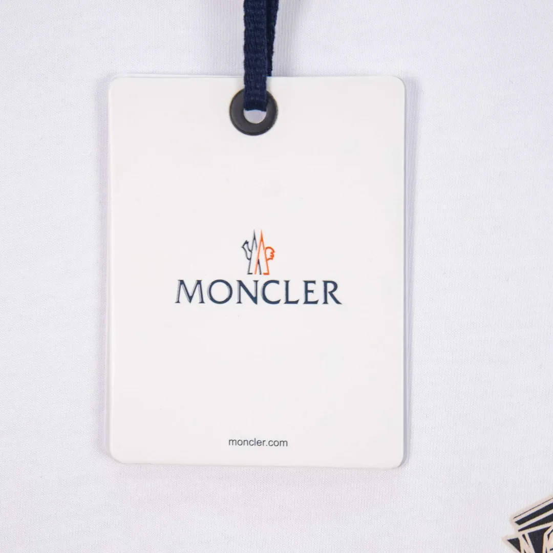P200 💰zp version [exclusive supply] MONCLER masked foam printed armband short sleeves. Fabric: Made of 32 pairs of yarn, threaded with 1*1 Solona. Craftsmanship: The chest logo adopts foam printing technology, and the original customized stencil is used. Every detail and color is highly restored to the original version 1:1. Accessories: The armband is made of cashmere composite material, with the brand logo embroidered on the surface. The detailed positions of auxiliary materials are restored according to 1:1 positioning. Accessories: Customized 1:1 washed trademark Accessories: Customized 1:1 composite armband Technology: Customized 1:1 foam printing Color: Black White Size: S M L XL Number: XS10402