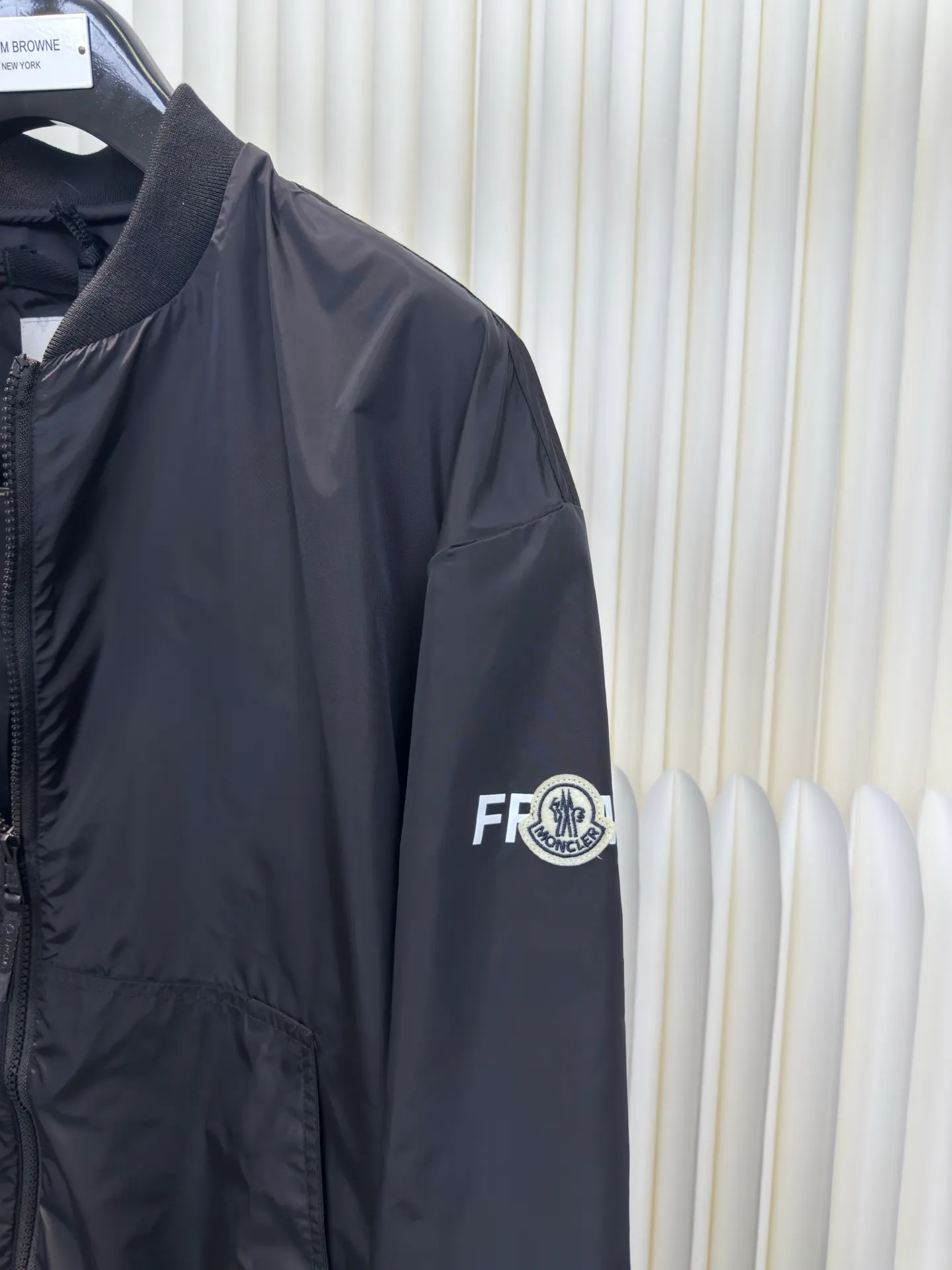 P530 Moncler Hiroshi Fujiwara co-branded bomber jacket is a coated nylon canvas fabric formed after nylon base material and coating treatment. The coating can effectively block moisture penetration, making it very waterproof. The nylon itself has high wear resistance. The ribbed knitted cotton collar and the cool luster of the coated nylon form a visual and physical contrast. The cotton ribbing is warm and skin-friendly, durable and not easily deformed after being washed. The zipper opens and closes, and a strap is attached to the zipper head to make it easier to open and close clothing. There are patch pockets on the left and right sides, and the edges of the pockets are reinforced with double-needle sewing technology, which is strong and beautiful at the same time. The cuffs and hem are closed with flat ribs to ensure no binding, ensuring wind resistance and warmth, and not easily deformed.  Screen glue printing. During the printing process of glue printing, the glue will form a thick colloid layer, making the printed pattern have a three-dimensional effect. It not only enhances the visual effect of printing, but also makes the hand feel richer. After the glue printing is cured, the printed pattern is closely integrated with the fabric and is not easy to fall off or wear. Size: 1 2 3 4