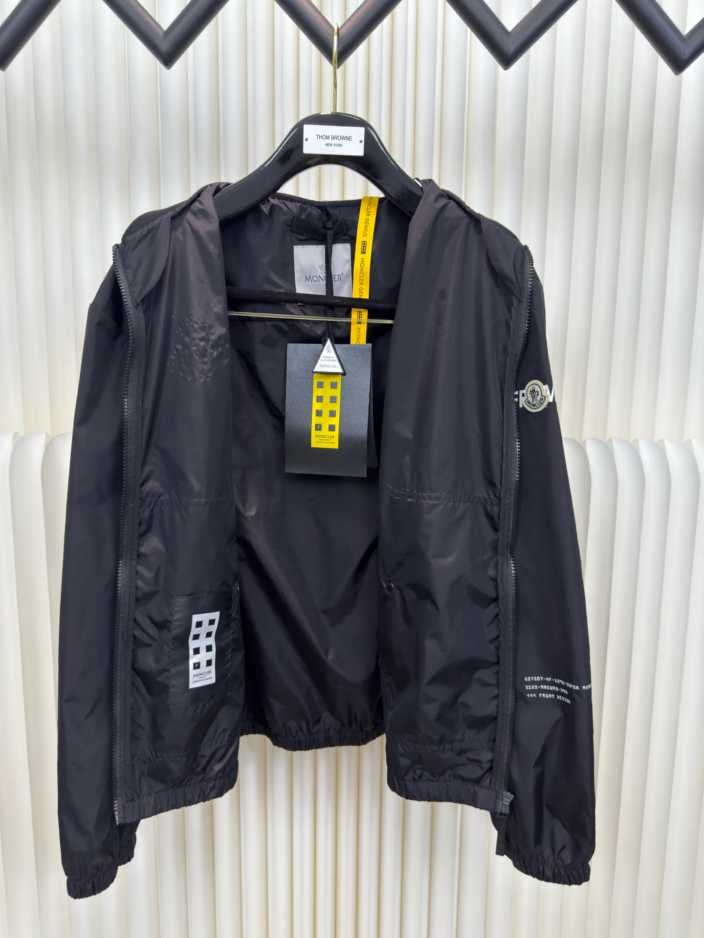 P530 Moncler Hiroshi Fujiwara co-branded bomber jacket is a coated nylon canvas fabric formed after nylon base material and coating treatment. The coating can effectively block moisture penetration, making it very waterproof. The nylon itself has high wear resistance. The ribbed knitted cotton collar and the cool luster of the coated nylon form a visual and physical contrast. The cotton ribbing is warm and skin-friendly, durable and not easily deformed after being washed. The zipper opens and closes, and a strap is attached to the zipper head to make it easier to open and close clothing. There are patch pockets on the left and right sides, and the edges of the pockets are reinforced with double-needle sewing technology, which is strong and beautiful at the same time. The cuffs and hem are closed with flat ribs to ensure no binding, ensuring wind resistance and warmth, and not easily deformed.  Screen glue printing. During the printing process of glue printing, the glue will form a thick colloid layer, making the printed pattern have a three-dimensional effect. It not only enhances the visual effect of printing, but also makes the hand feel richer. After the glue printing is cured, the printed pattern is closely integrated with the fabric and is not easy to fall off or wear. Size: 1 2 3 4