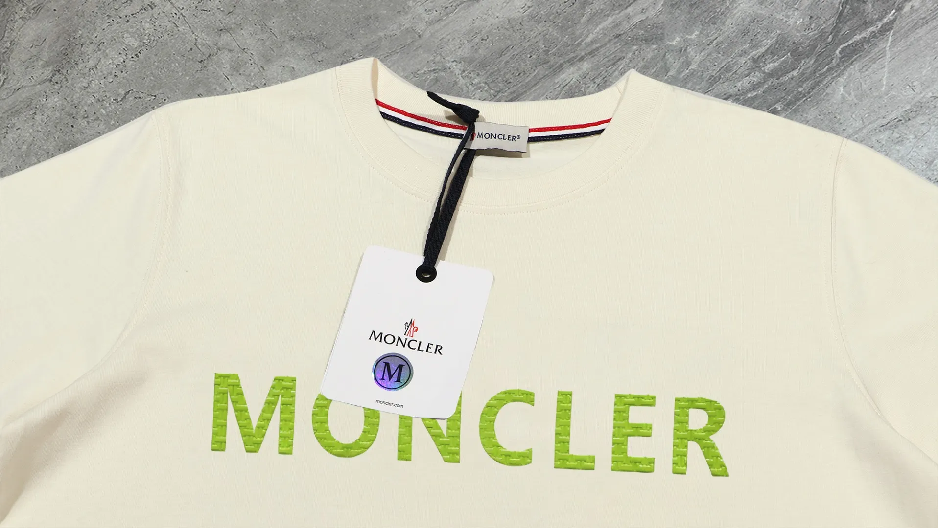 P140 💰Upgraded version "Mobile phone smart sensor ~ NFC chip armband ~ direct access to the official website for anti-counterfeiting" "Moncler ~ Mouth Mouth" 2025 new high-quality round neck short-sleeved T-shirt. The cuffs have imported embroidered labels. Customized dyeing, very comfortable to touch. Super versatile and good-looking short-sleeved. Complete with three labels. Non-market ordinary version. Feel free to compare. Quality is absolutely guaranteed! ‼ First of all, this original fabric is all custom-woven with 32-count double yarn fabric, 250G, and the weight is the same‼ Fine workmanship, double waistcoat method, double waistcoat method, double waistcoat method makes the whole dress more three-dimensional, which is not a craft that ordinary T-shirts can achieve🤪 Size: S-M-L-XL-2XL Color: black, white, apricot, same style for men and women