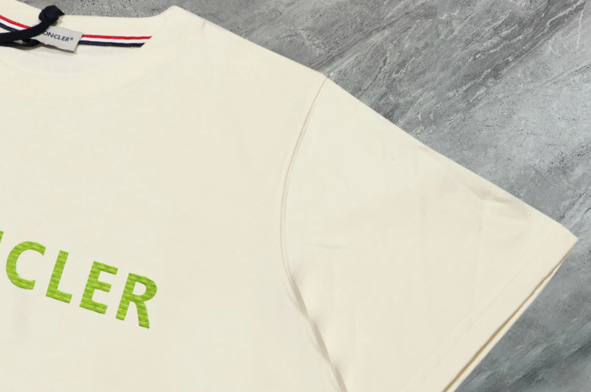 P140 💰Upgraded version "Mobile phone smart sensor ~ NFC chip armband ~ direct access to the official website for anti-counterfeiting" "Moncler ~ Mouth Mouth" 2025 new high-quality round neck short-sleeved T-shirt. The cuffs have imported embroidered labels. Customized dyeing, very comfortable to touch. Super versatile and good-looking short-sleeved. Complete with three labels. Non-market ordinary version. Feel free to compare. Quality is absolutely guaranteed! ‼ First of all, this original fabric is all custom-woven with 32-count double yarn fabric, 250G, and the weight is the same‼ Fine workmanship, double waistcoat method, double waistcoat method, double waistcoat method makes the whole dress more three-dimensional, which is not a craft that ordinary T-shirts can achieve🤪 Size: S-M-L-XL-2XL Color: black, white, apricot, same style for men and women