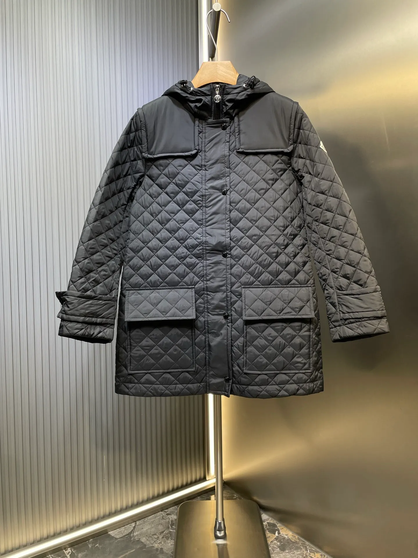 P610 Moncler🌟【Top original order】25 early autumn rhombus quilted thin cotton long jacket. Minimalist design is high-end and fashionable! The casual hooded design interprets the punk style with a classic silhouette. The overall outline is clear and the lines are natural. The inner pocket adds a fashionable style. It is a versatile model in the series! The quality of workmanship depends on the details. High version size: s m l