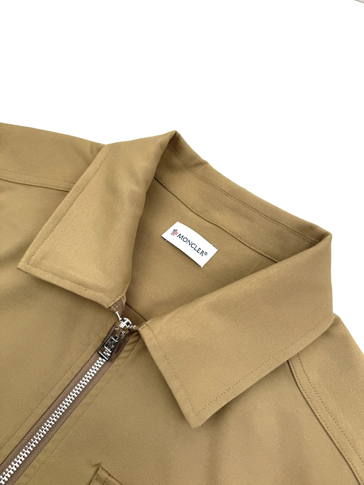 P460 Moncler logo zipper shirt jacket. Customized high-quality cotton hidden pattern gabardine. Full of texture. Comfortable and close to the skin. The brown tone exudes restrained tenderness. The iconic Moncler logo embroidered logo is embellished on it to increase brand recognition. Simple and smooth lines. The zipper opening and closing also follows the principle of minimalism. Use simplicity as the pen and texture as the ink. Use the simplest elements to outline the most moving fashion picture. Process 1: Imported special machine infrared is used to locate the "Moncler logo embroidery", the position is more precise and firm. Process 2: Template machine to open the bag. The preset template guides the position, shape and size of the bag. The accuracy ensures the quality of the bag opening. Process 3: The fabrics are washed and have a better hand feel. Not easy to deform, not easy to shrink, not easy to fade, and maintain long-term beauty. Accessories: Customized 1:1 Moncler embroidered logo Customized 1:1 Moncler snap button Customized 1:1 Moncler zipper Customized 1:1 Moncler trademark Fit: Loose fit Size: S M L XL Style number: 25304