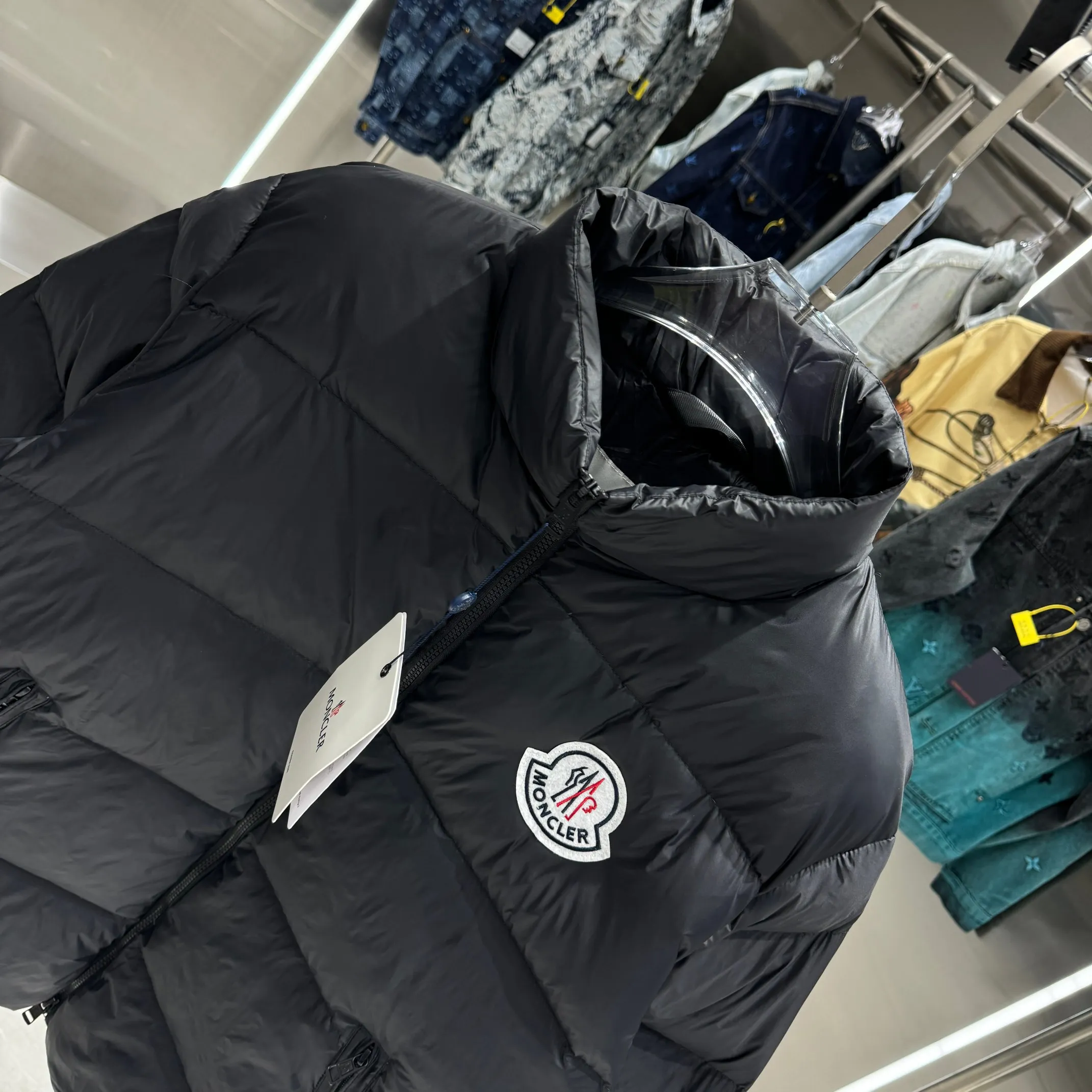 P620 Moncler0 2025 autumn and winter men's short business loose light goose down jacket. Genuine leather with down, filled with down, stand-up collar with genuine leather, zipper opening and zipper pocket. Hooded down jacket Size M L XL XXL Color Black
