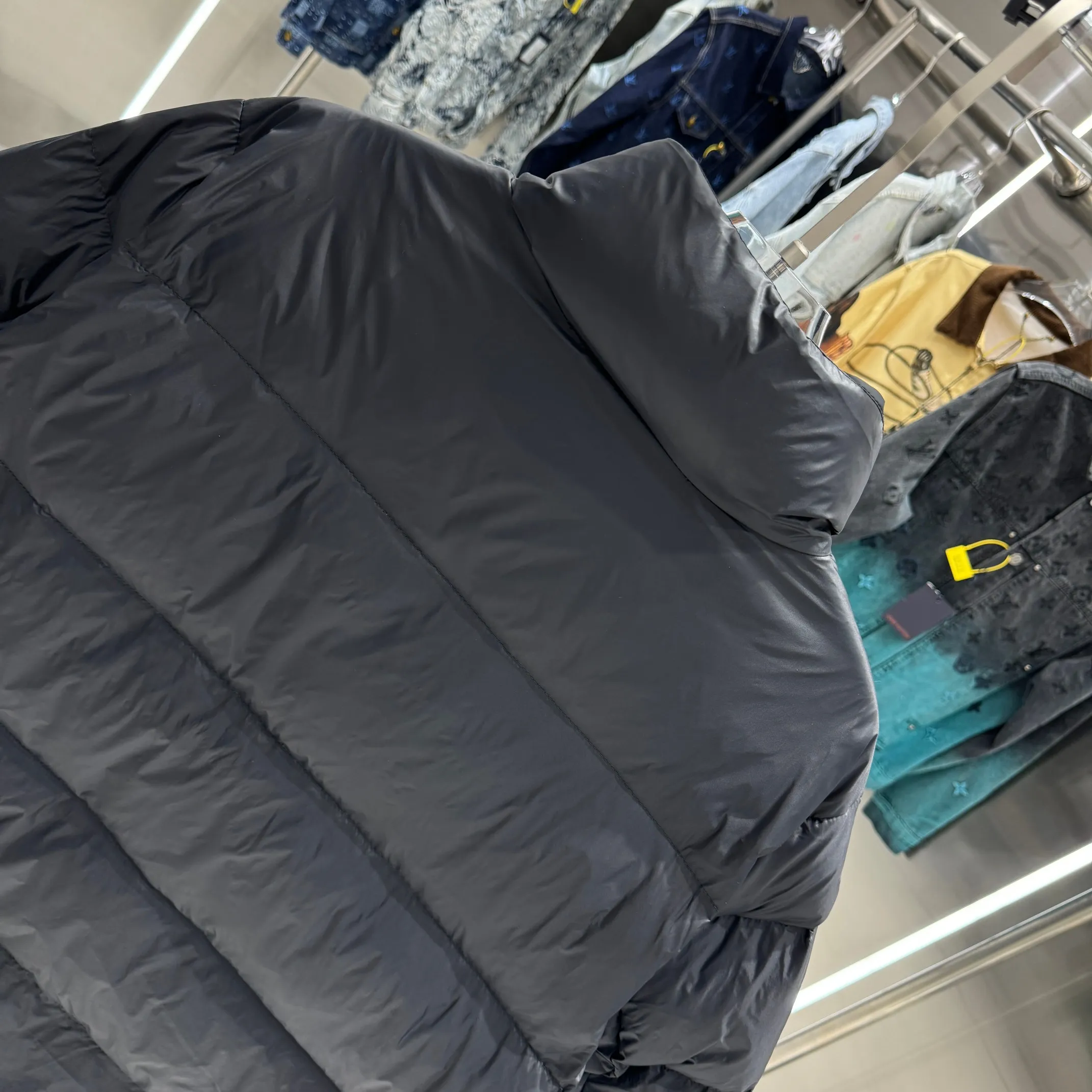 P620 Moncler0 2025 autumn and winter men's short business loose light goose down jacket. Genuine leather with down, filled with down, stand-up collar with genuine leather, zipper opening and zipper pocket. Hooded down jacket Size M L XL XXL Color Black