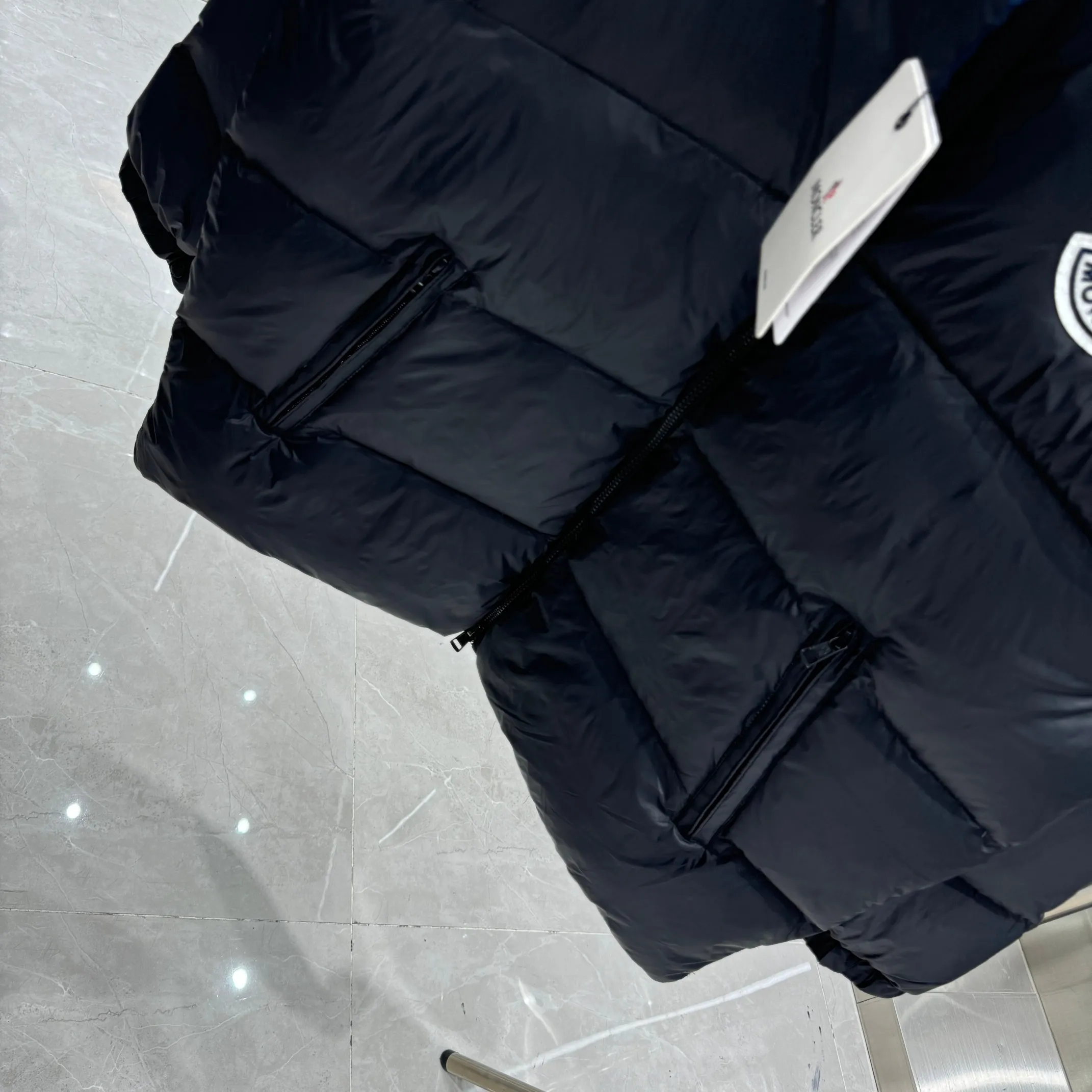 P620 Moncler0 2025 autumn and winter men's short business loose light goose down jacket. Genuine leather with down, filled with down, stand-up collar with genuine leather, zipper opening and zipper pocket. Hooded down jacket Size M L XL XXL Color Black