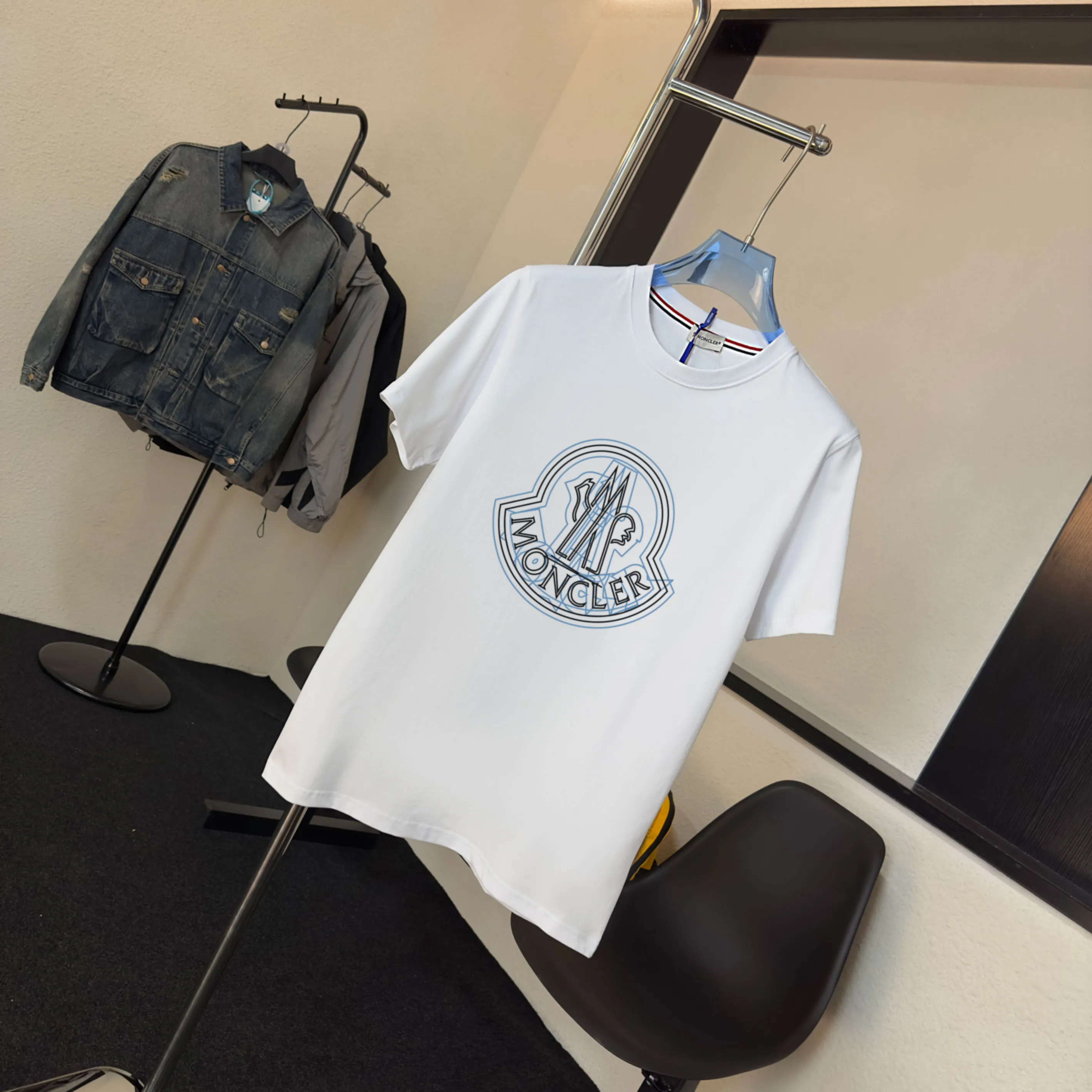 P140 💰Upgraded version "Mobile phone smart sensor ~ NFC chip armband ~ direct access to the official website for anti-counterfeiting" "Moncler ~ Mouth Mouth" 2025 new high-quality round neck short-sleeved T-shirt. The cuffs have imported embroidered labels. Customized dyeing, very comfortable to touch. Super versatile and good-looking short-sleeved. Complete with three labels. Non-market ordinary version. Feel free to compare. Quality is absolutely guaranteed! ‼ First of all, this original fabric is all custom-woven with 32-count double yarn fabric, 250G, and the weight is the same‼ Fine workmanship, double waistcoat method, double waistcoat method, double waistcoat method makes the whole dress more three-dimensional, which is not a craft that ordinary T-shirts can achieve🤪 Size: S-M-L-XL-2XL Color: black, white, apricot, same style for men and women