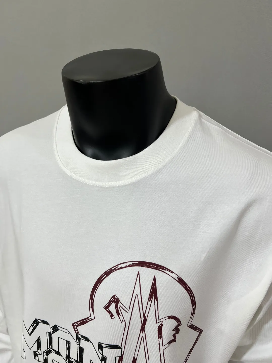 P180 MONCLER new release, 2025fw official synchronized large logo printing long-sleeved T-shirt, the details match the official version, and the logo size is strictly controlled , standard size, details are in sync with the official version; 280g double yarn 100% cotton fabric is selected, imported woven thread, the neckline is boned to prevent deformation, washed at high temperature at the factory, the fabric is soft and breathable, does not shrink and prevent deformation, NCF washed mark identification, details are in place and the upper body looks good, European size version, loose and suitable, the same color as the official website: white [Remarks: Black can be ordered, the color of the letters remains unchanged], sizes XS-L (L size can wear 200 pounds)