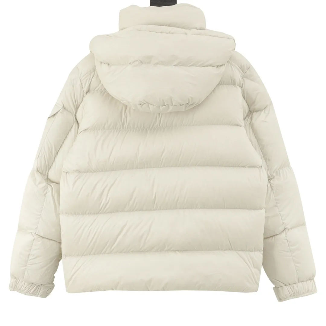 P1420 Moncler/Mask Maya matte down jacket This Vezere short down jacket is a basic warm item that highlights Moncler’s style characteristics. The Vezere down jacket is made from longue saison fabric, which is both lightweight and warm. This short down jacket features a hood that can be easily removed depending on the weather. The jacket's silhouette and sleeve patch pockets pay homage to the iconic Moncler Maya down jacket. ·Made of longue saison fabric·Nylon lé ger brillant lining filled with 90% goose down Detachable and adjustable hood with zipper and snap-button closure zippered pockets Patch pockets on sleeves·Adjustable cuffs·Drawstring hem Unisex Size: 1-5