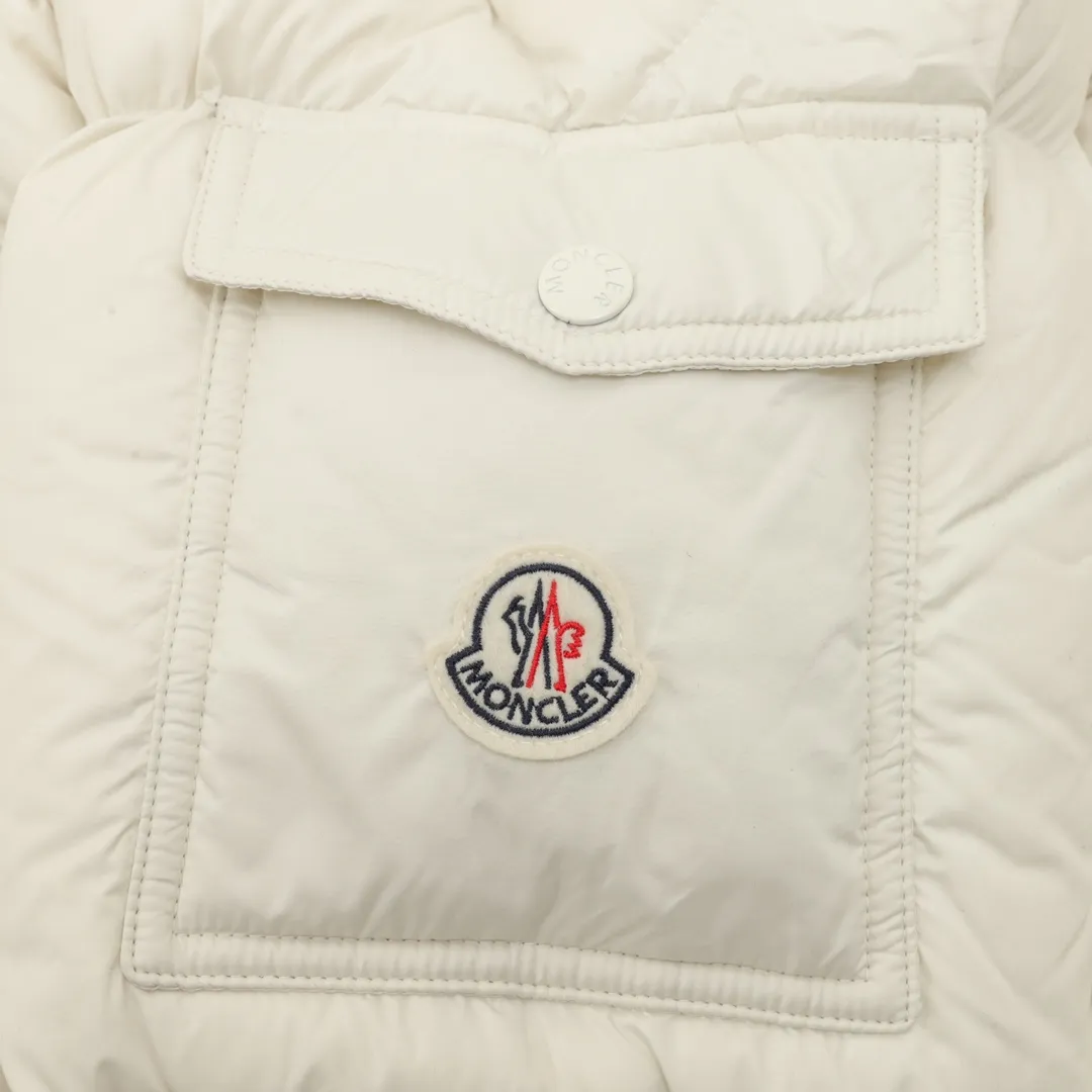 P1420 Moncler/Mask Maya matte down jacket This Vezere short down jacket is a basic warm item that highlights Moncler’s style characteristics. The Vezere down jacket is made from longue saison fabric, which is both lightweight and warm. This short down jacket features a hood that can be easily removed depending on the weather. The jacket's silhouette and sleeve patch pockets pay homage to the iconic Moncler Maya down jacket. ·Made of longue saison fabric·Nylon lé ger brillant lining filled with 90% goose down Detachable and adjustable hood with zipper and snap-button closure zippered pockets Patch pockets on sleeves·Adjustable cuffs·Drawstring hem Unisex Size: 1-5
