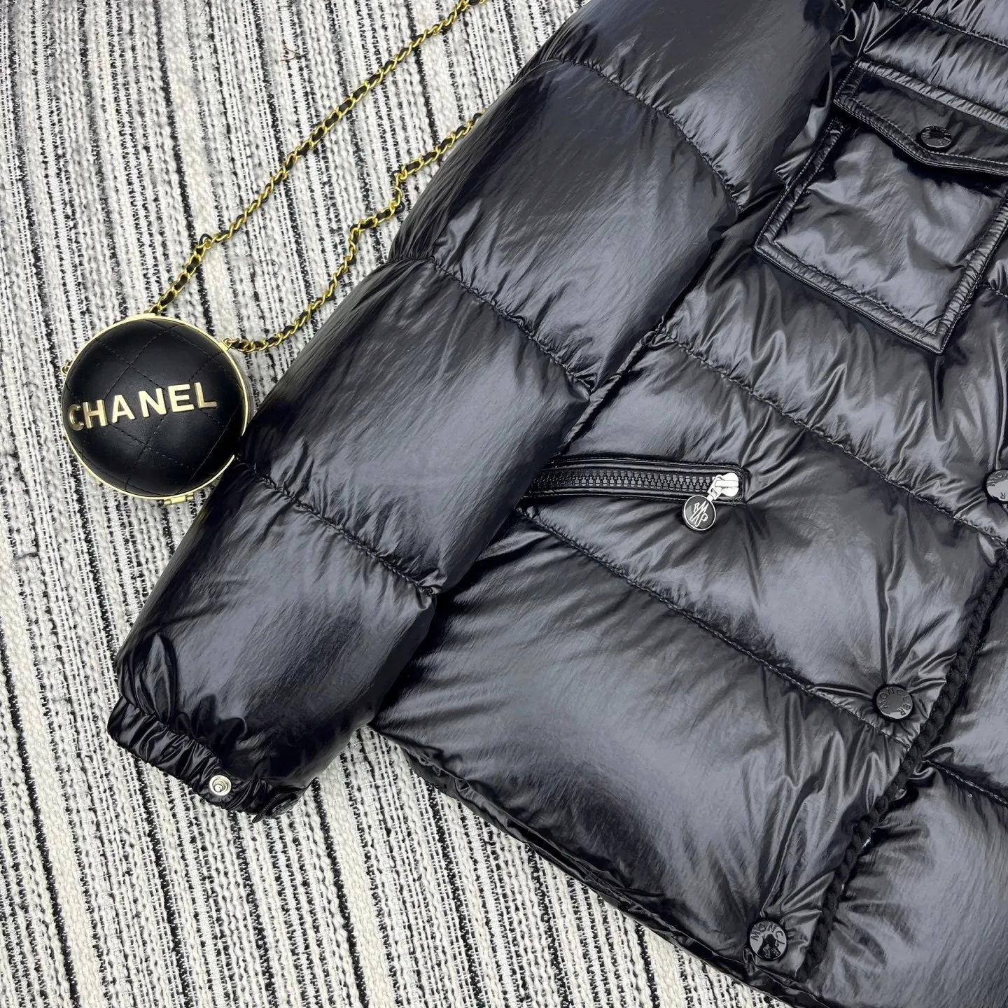 P880 Moncler🌟25 new oil wax leather waist style GLAREIN hooded long-sleeved down jacket for women. Oil wax leather coated new fabric, slim design style, warm and slimming, 90% duck down filling, molded custom hardware. Color: red, white, blue, black Code number: 1234