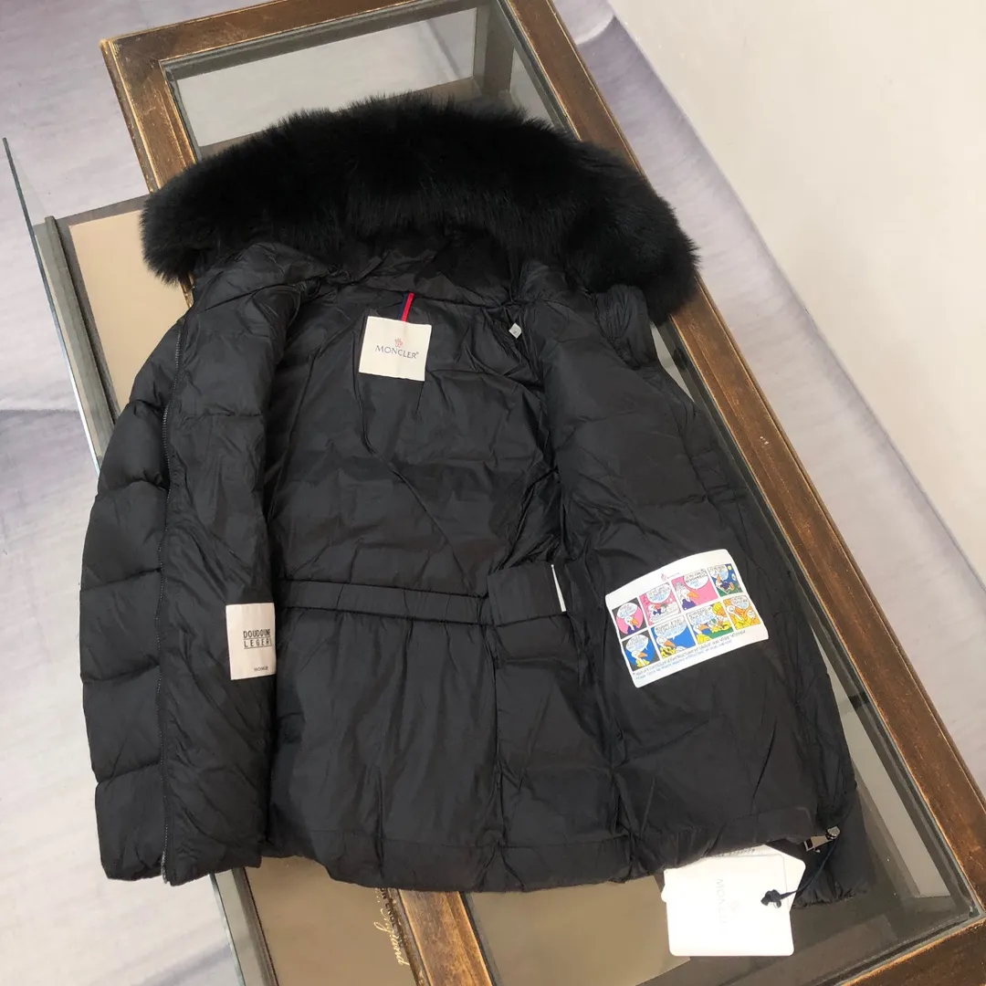 P980 🆕MONCLER Women's hooded short wool collared down jacket, the original version is made 1:1👍 There is an elastic waistband at the back, plus a color matching activity belt, the fabric is soft and comfortable, 90 velvet has good fill power, the slim cut upper body is light and neat, warm and not bloated✨👍 Color: black, white Size: 1234