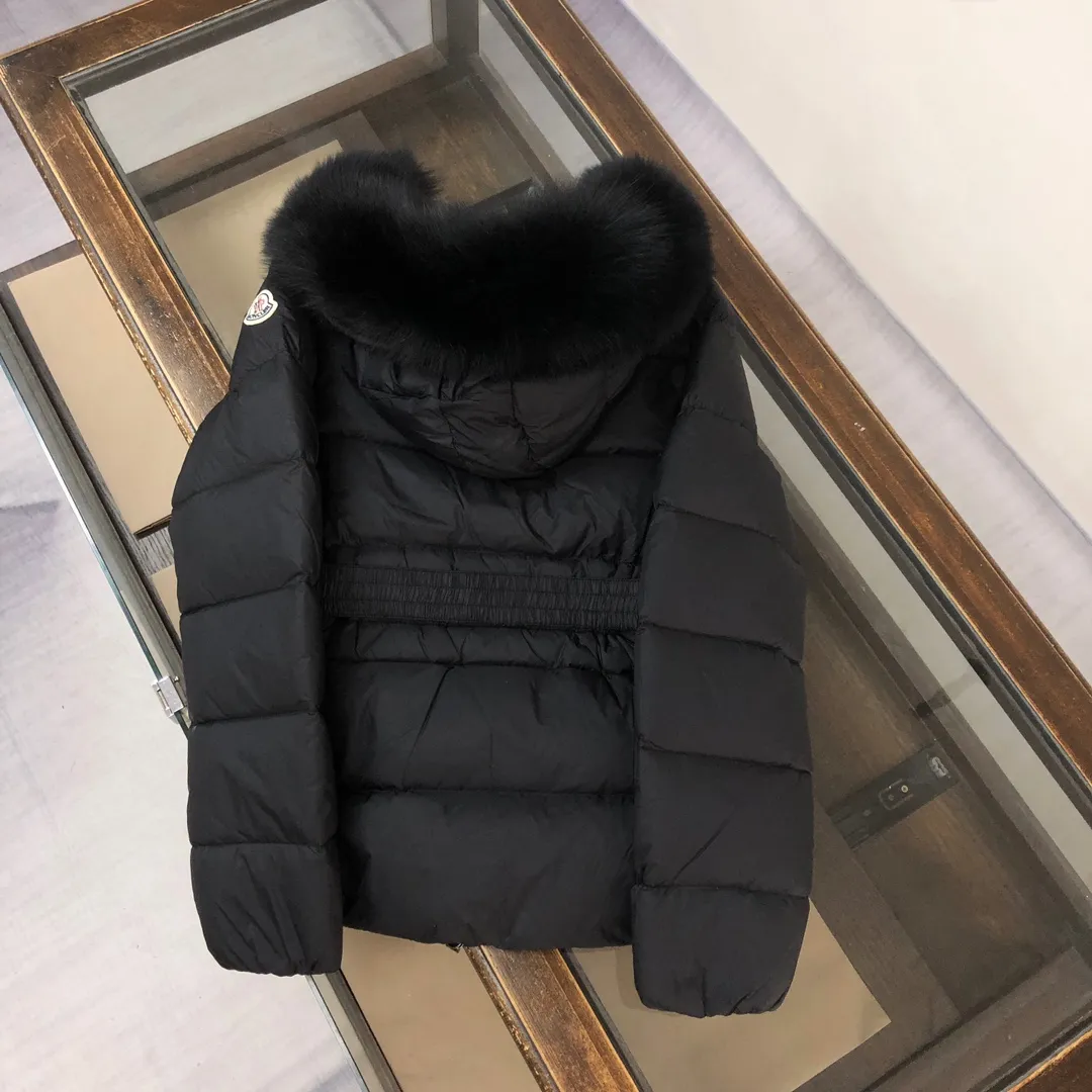 P980 🆕MONCLER Women's hooded short wool collared down jacket, the original version is made 1:1👍 There is an elastic waistband at the back, plus a color matching activity belt, the fabric is soft and comfortable, 90 velvet has good fill power, the slim cut upper body is light and neat, warm and not bloated✨👍 Color: black, white Size: 1234