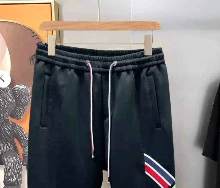P310 Moncler 💥High-end version🔥Exclusively for new casual trousers! The custom-made fabrics at the counter are highly breathable and comfortable, with impeccable details and brand element design concepts, reflecting high quality. It feels delicate and soft! It presents a casual cut and the upper body shape is great! Size:M-3XL