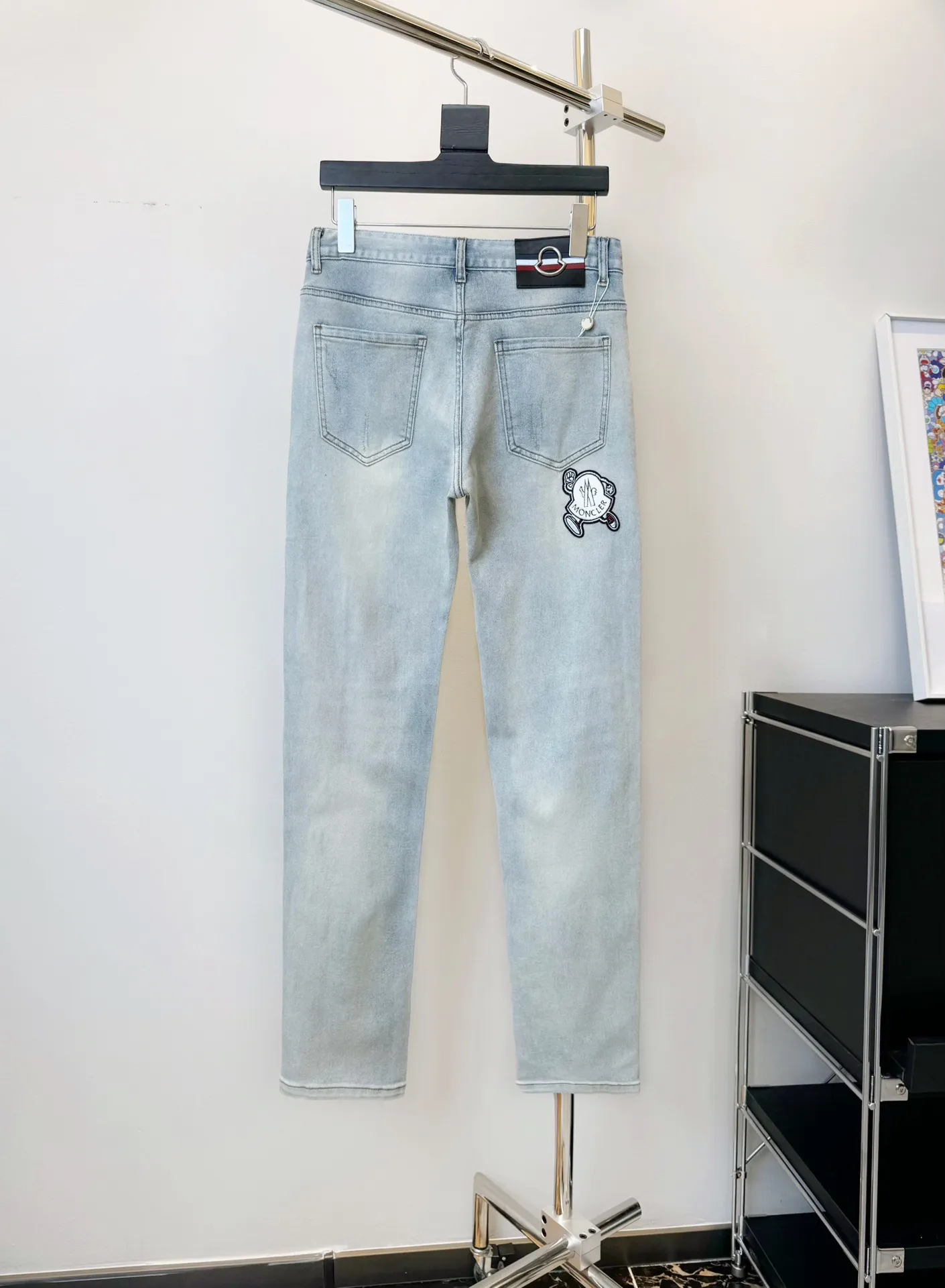 P250 Style number: D129 MONCLER muzzled jeans, slim fit, stretchy fabric, heavy wash, super genuine color, genuine hardware molding, standard for foreign trade, authentic YKK zipper with certificate, custom muzzled plush doll in the back pocket, great feel, exquisite workmanship, code number: 30-31-32-33-34-36, height 175, weight 115, male upper body 31 slim fit If it’s loose, you can choose a larger size