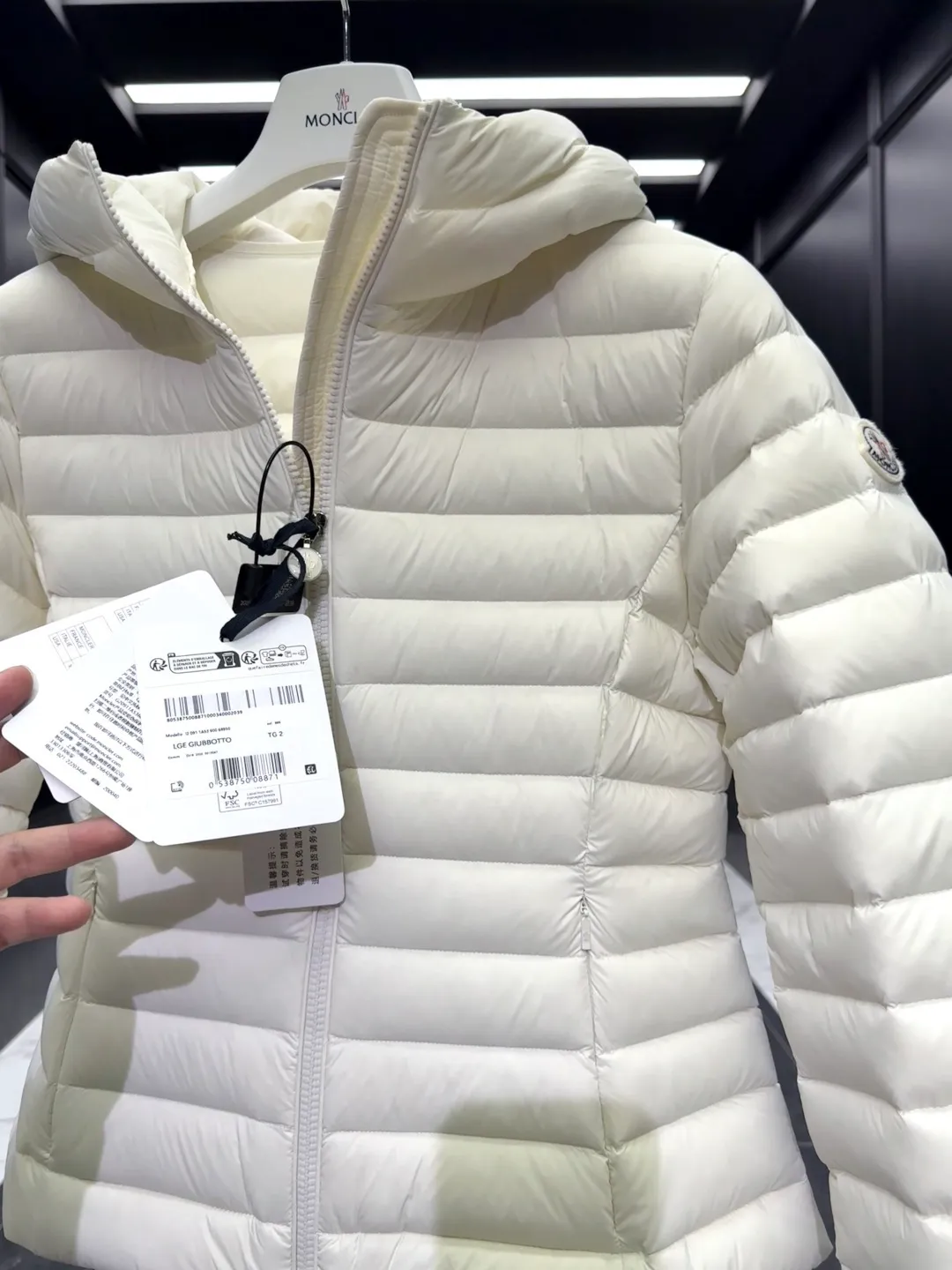 P700 Premium down⬆️Moncler. New Ige hooded short down jacket for women. Ige hooded short down jacket. The Ige down jacket is made of longue saison fabric and is suitable for mild weather. This nylon fabric is warm without being bulky. Designed in a cropped silhouette, it features a classic hooded silhouette and a cinched waist for a smooth, feminine look. It is recommended to choose one size up.  • Made of longuesaison fabric • Longuesaison lining • Filled with down • Hood • Zipper closure • Zippered pocket Size: 1-4 Ivory/Black D00700