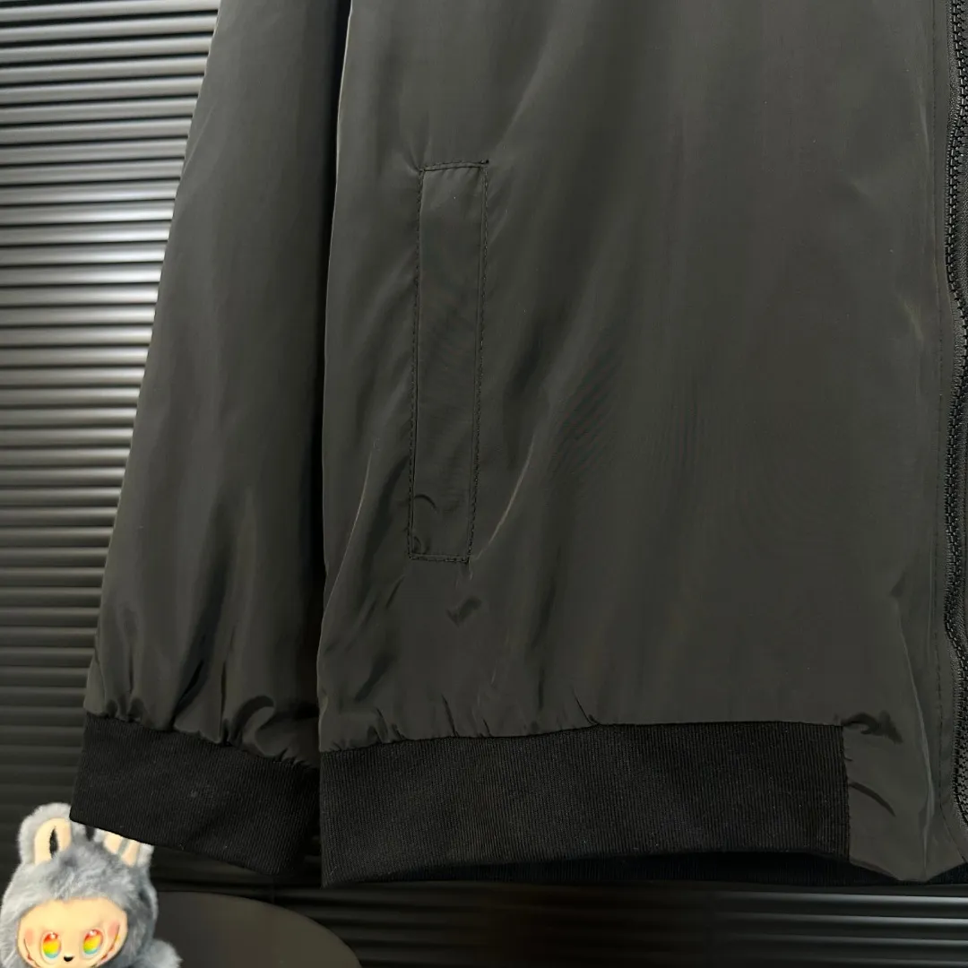P300 Moncler Mouth Mouth 2025 Autumn and Winter New Style Threaded Stand Collar Jacket with Neck Splicing Triangle Logo Embroidery on Sleeve Pockets Official Website Synchronization Original Customized Hardware Zippers Neat and Neat Lines Perfect Upper Body Effect Men's Casual Jacket Color: Black Size: M-3XL