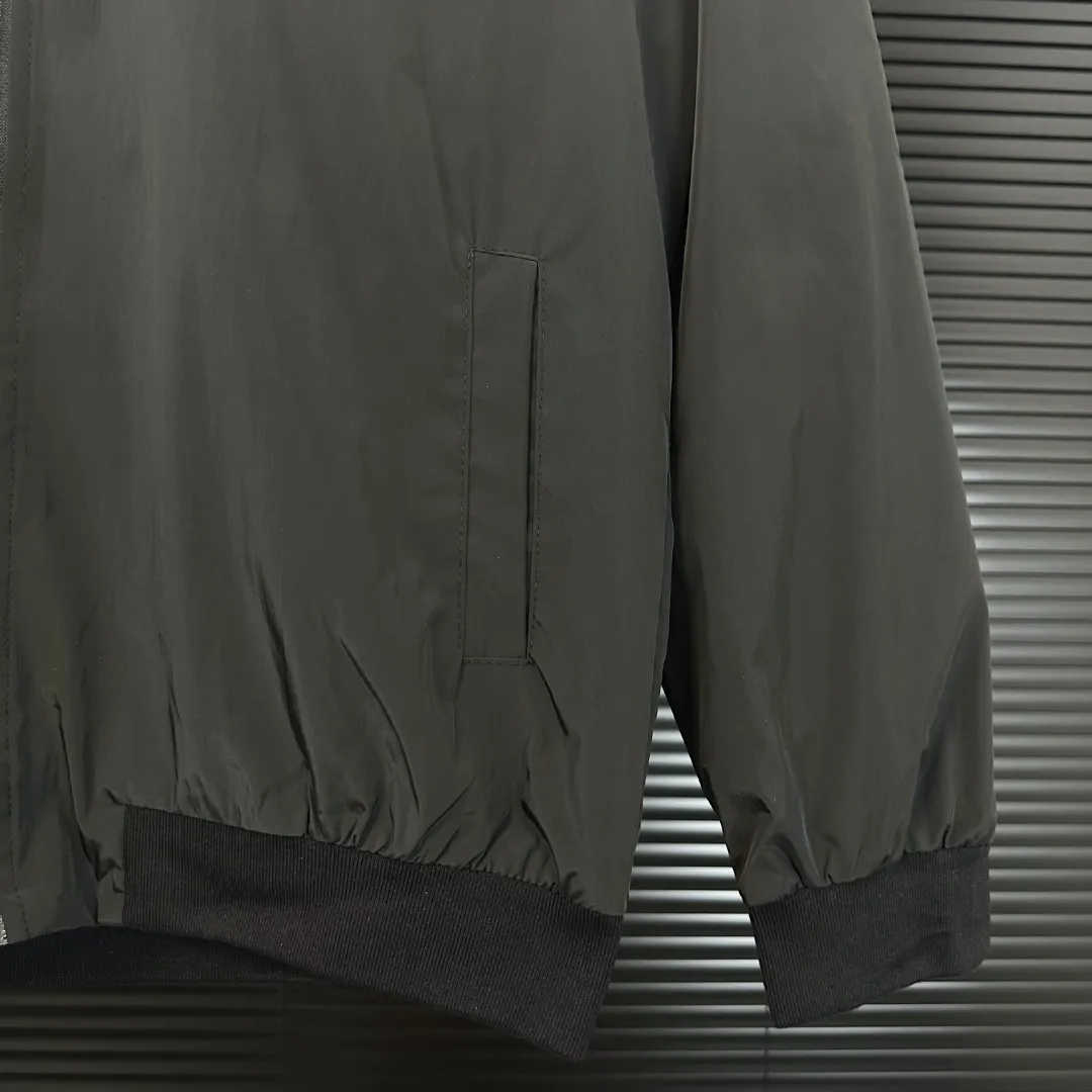 P300 Moncler Mouth Mouth 2025 Autumn and Winter New Style Threaded Stand Collar Jacket with Neck Splicing Triangle Logo Embroidery on Sleeve Pockets Official Website Synchronization Original Customized Hardware Zippers Neat and Neat Lines Perfect Upper Body Effect Men's Casual Jacket Color: Black Size: M-3XL