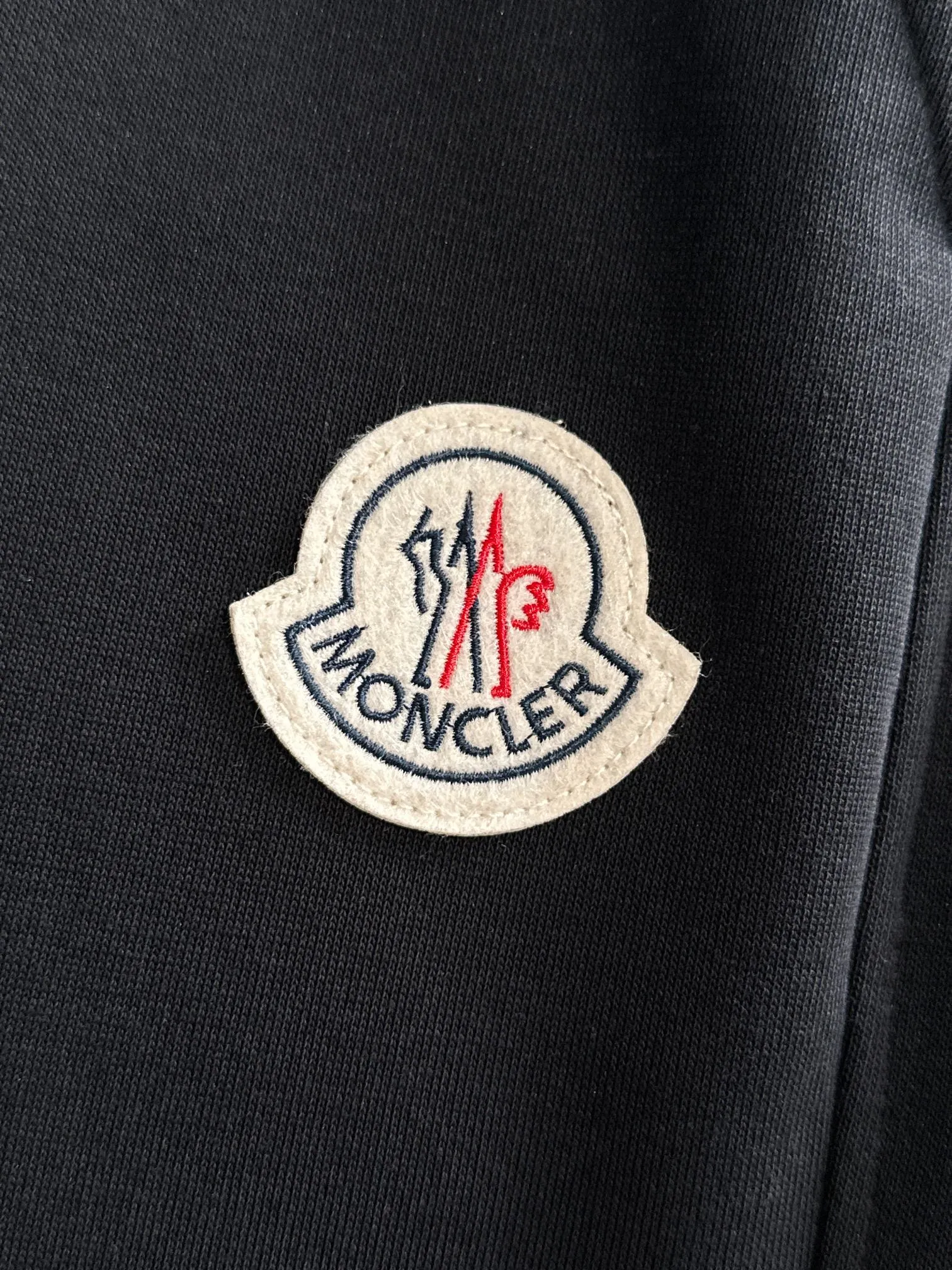 P310 MONCLER* (exclusive quality in the market) hot style 2꯭0꯭2꯭5 new autumn pants ❤ original ⌚️ high version, masked. The fabric is made of 380g high-density double-sided Chinese custom fabric. It does not deform or shrink. The three-dimensional drape is amazing. Process introduction: The front and back panels are made of Behringer stacked show thousands of needle embroidery. Classic wool label custom hardware accessories. Color: black SIZE: M-XXXL
