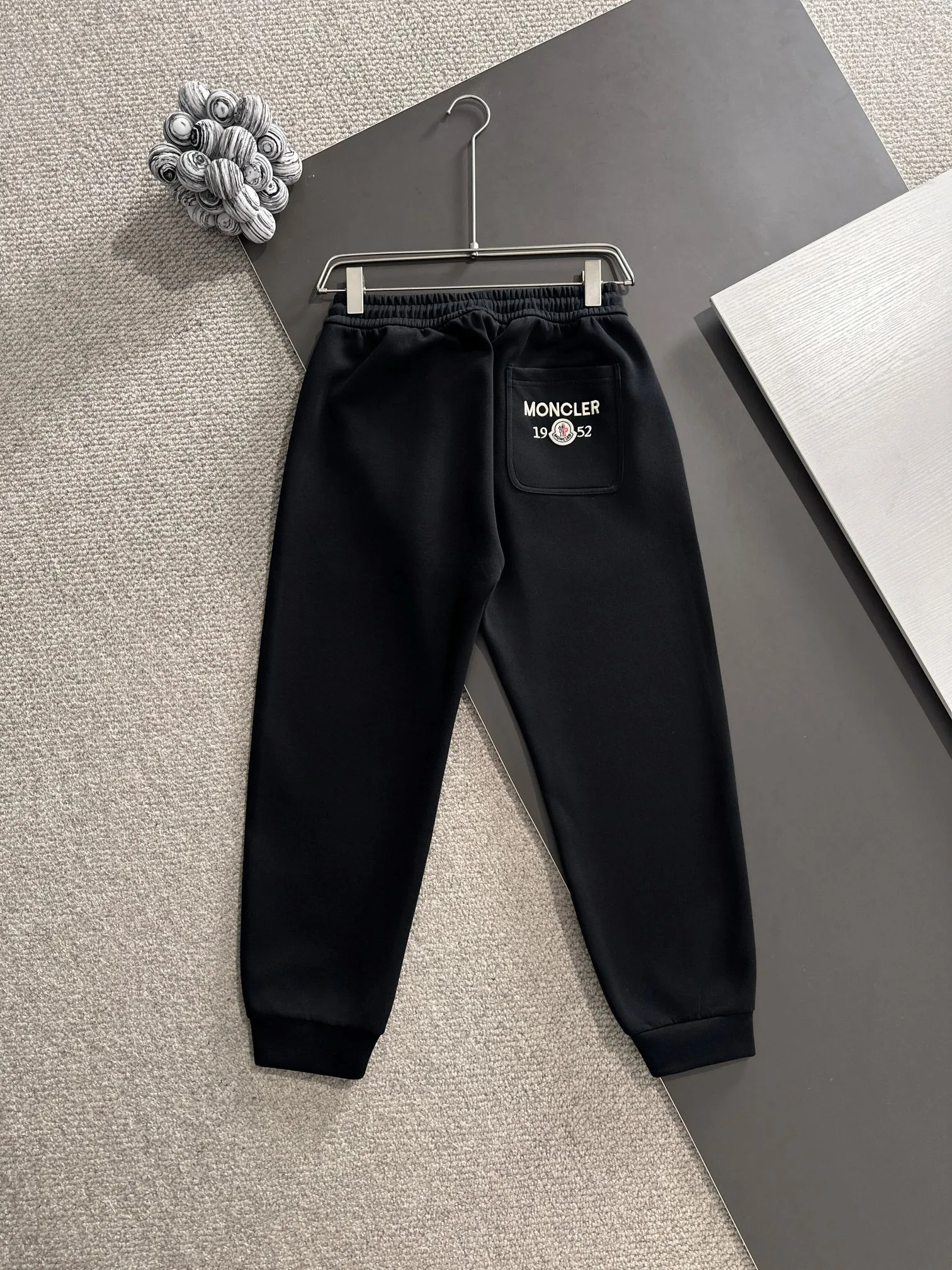 P310 MONCLER* (exclusive quality in the market) hot style 2꯭0꯭2꯭5 new autumn pants ❤ original ⌚️ high version, masked. The fabric is made of 380g high-density double-sided Chinese custom fabric. It does not deform or shrink. The three-dimensional drape is amazing. Process introduction: The front and back panels are made of Behringer stacked show thousands of needle embroidery. Classic wool label custom hardware accessories. Color: black SIZE: M-XXXL