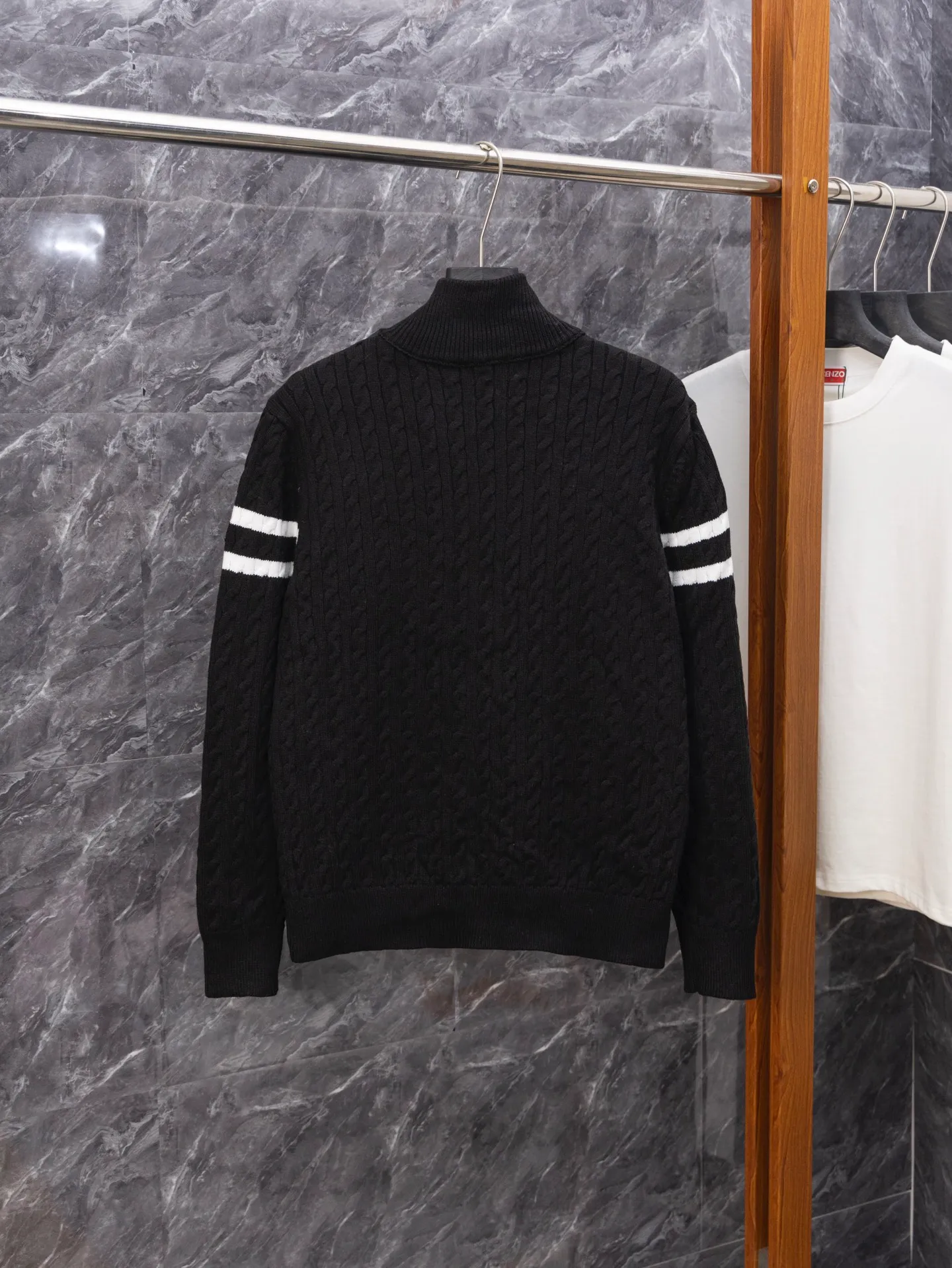 P430 MONCLER muffled armband knitted down jacket Made of 460g terry fabric with clear lines. Original order customization 1:1 with smooth and delicate lines. Better texture. Not easy to deform, not easy to shrink, not easy to fade. Maintains long-lasting beauty. Color Black Gray Size S-XL