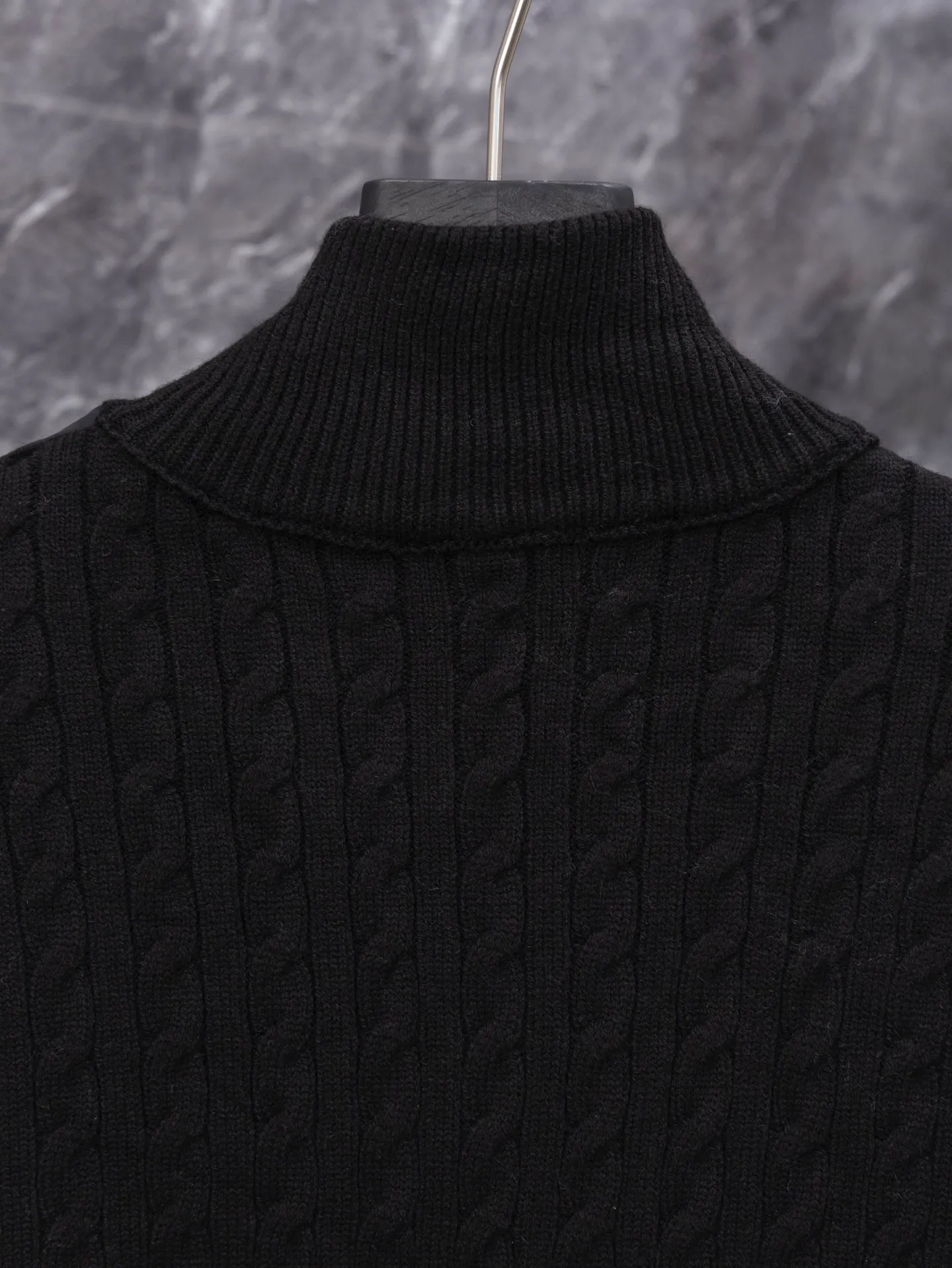 P430 MONCLER muffled armband knitted down jacket Made of 460g terry fabric with clear lines. Original order customization 1:1 with smooth and delicate lines. Better texture. Not easy to deform, not easy to shrink, not easy to fade. Maintains long-lasting beauty. Color Black Gray Size S-XL