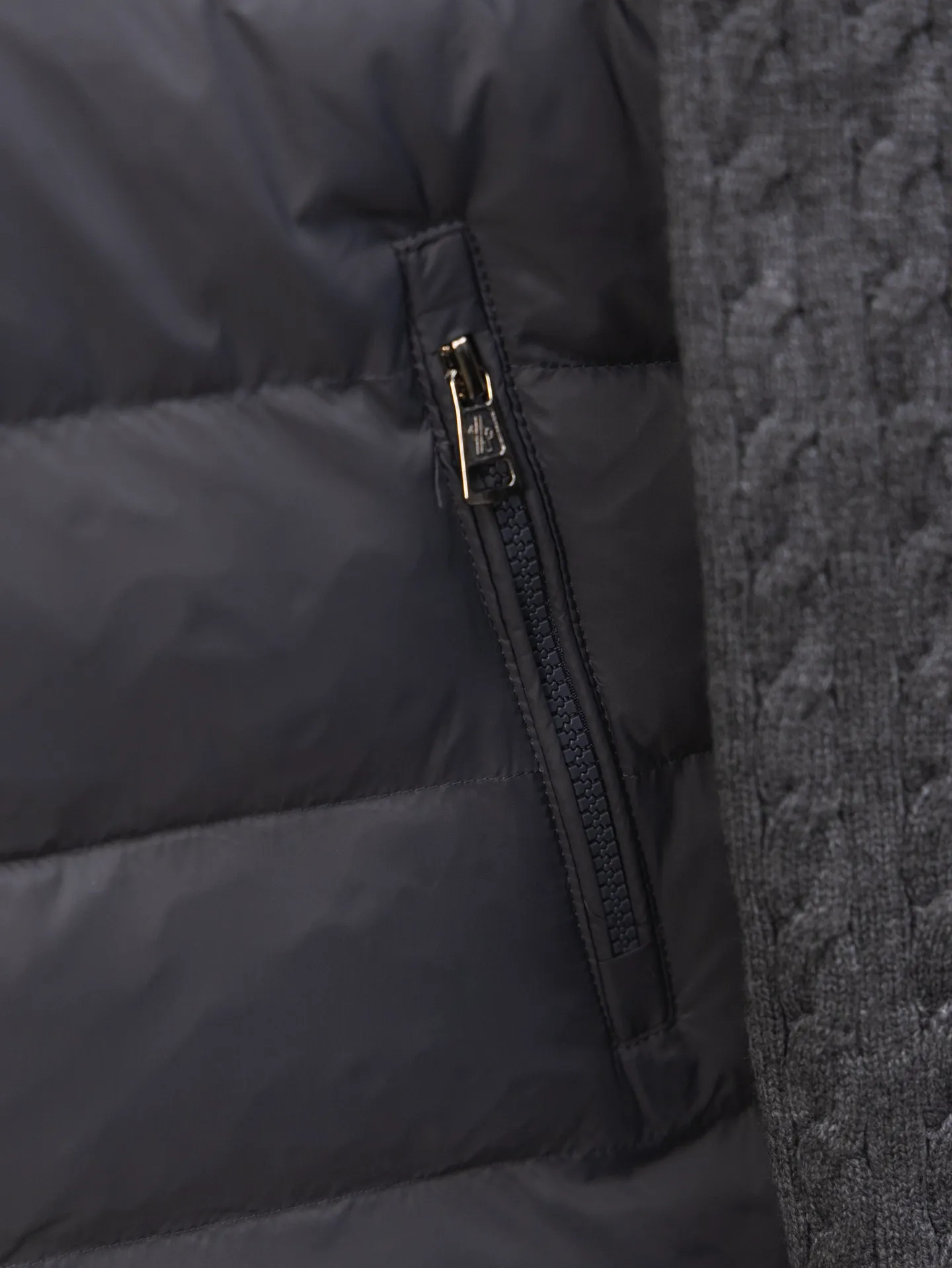 P430 MONCLER muffled armband knitted down jacket Made of 460g terry fabric with clear lines. Original order customization 1:1 with smooth and delicate lines. Better texture. Not easy to deform, not easy to shrink, not easy to fade. Maintains long-lasting beauty. Color Black Gray Size S-XL