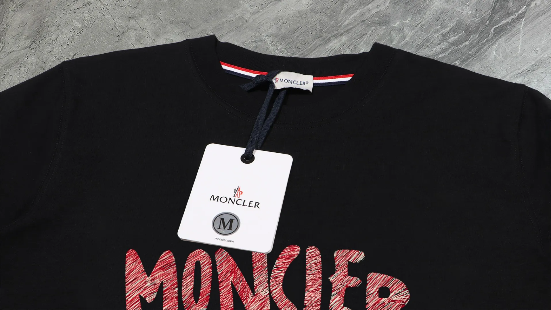 P140 Upgraded version "Mobile phone smart sensor ~ NFC chip armband ~ Direct access to the official website for anti-counterfeiting" "Moncler ~ Mouth Mouth" 2025 new high-quality round neck short-sleeved T-shirt. The cuffs have imported embroidered labels. Customized dyeing, very comfortable to touch. Super versatile and good-looking short-sleeved. Complete with three labels. Non-market ordinary version. Feel free to compare. Quality is absolutely guaranteed! ‼ First of all, this original fabric is all custom-woven with 32-count double yarn fabric, 250G, and the weight is the same‼ Fine workmanship, double waistcoat method, double waistcoat method, double waistcoat method makes the whole dress more three-dimensional, which is not a craft that ordinary T-shirts can achieve🤪 Size: S-M-L-XL-2XL Color: black, white, apricot, same style for men and women