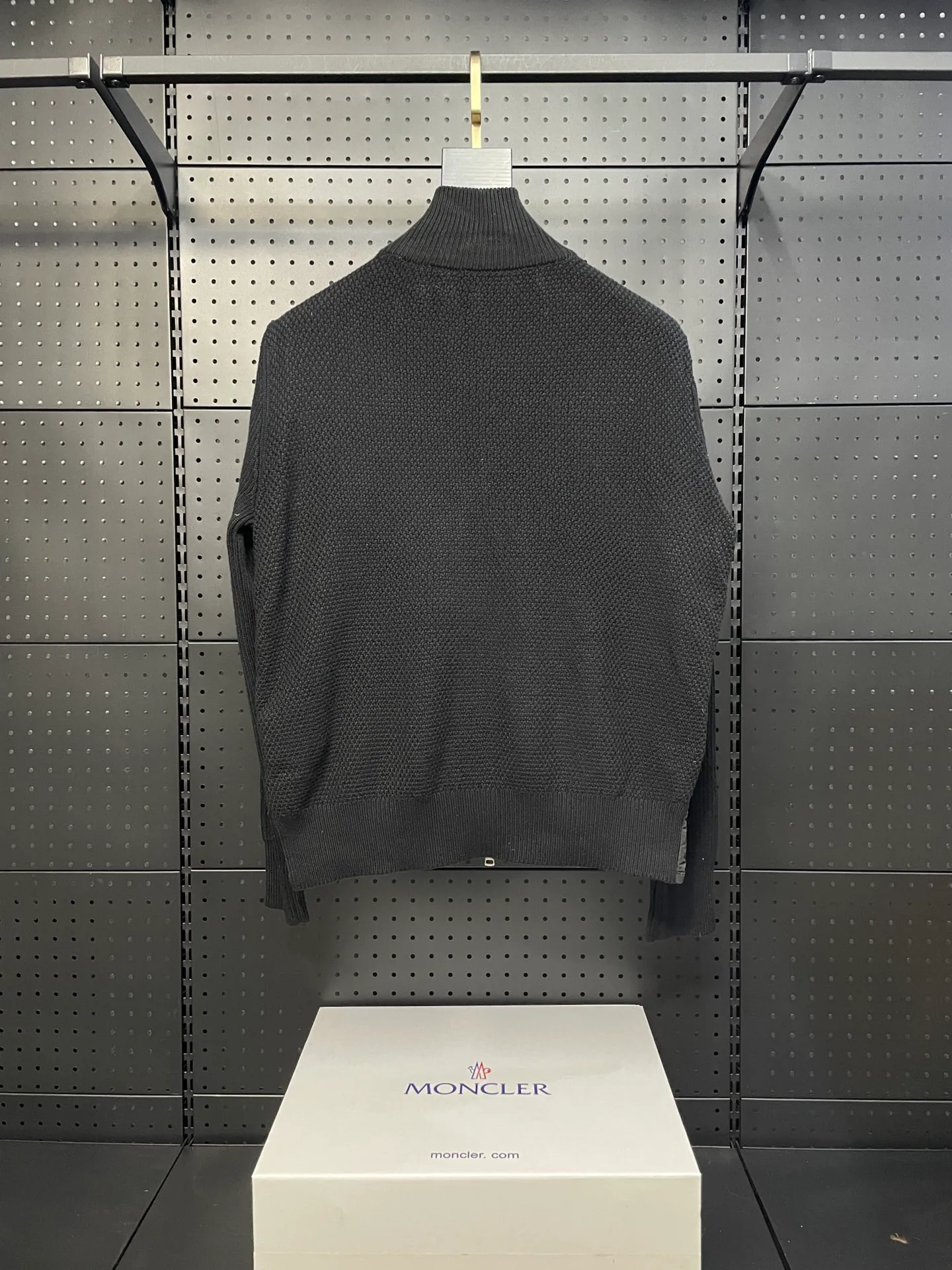 P660 Moncler men's knitted down splicing men's new style (black and beige two colors) ‼ ️Exclusive model, exclusive release‼ ️ Selling point: Down knitted splicing, the splicing is made of wool blended fabric!  Mengjia will release several types of sweaters and down at this time of the year. In fact, the sweater and down at the Mjia counter are classic and evergreen styles. They are all in basic style. They can be worn alone or matched inside, as a sweater. The main promotion of this kind of counter is beige, so most of them are beige. The front is down, and the back and both sleeves are made of wool blended fabric. The code number is MLXLXXL.