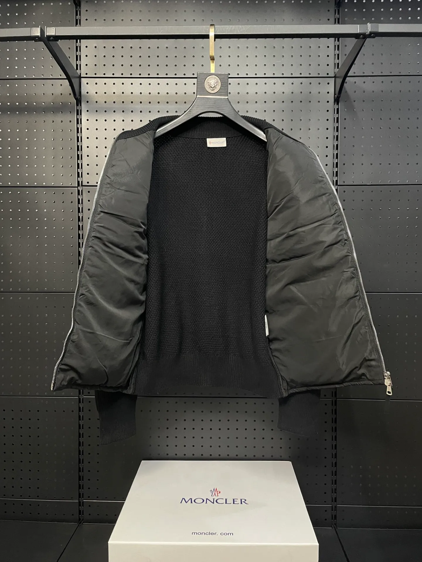 P660 Moncler men's knitted down splicing men's new style (black and beige two colors) ‼ ️Exclusive model, exclusive release‼ ️ Selling point: Down knitted splicing, the splicing is made of wool blended fabric!  Mengjia will release several types of sweaters and down at this time of the year. In fact, the sweater and down at the Mjia counter are classic and evergreen styles. They are all in basic style. They can be worn alone or matched inside, as a sweater. The main promotion of this kind of counter is beige, so most of them are beige. The front is down, and the back and both sleeves are made of wool blended fabric. The code number is MLXLXXL.