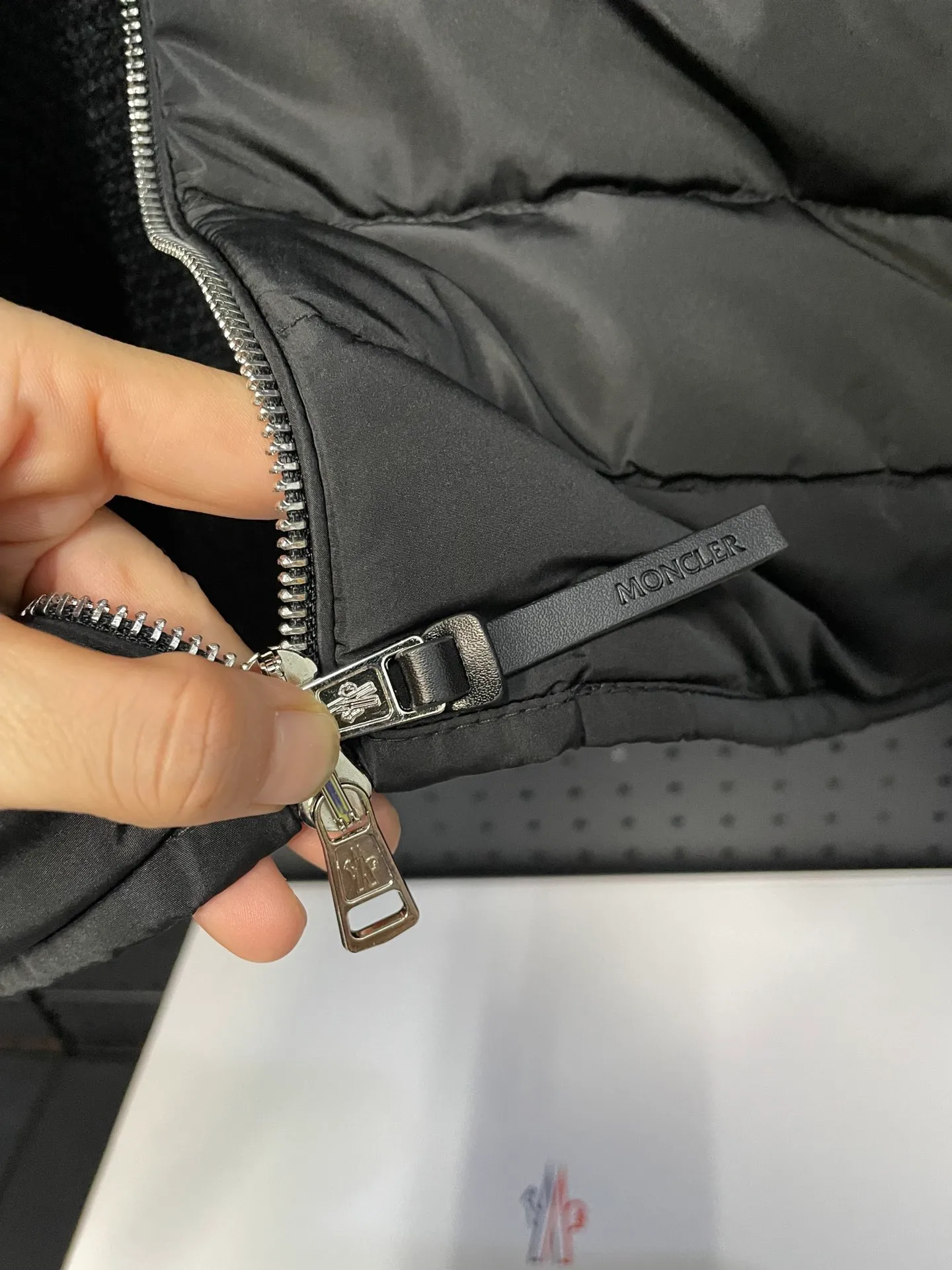 P660 Moncler men's knitted down splicing men's new style (black and beige two colors) ‼ ️Exclusive model, exclusive release‼ ️ Selling point: Down knitted splicing, the splicing is made of wool blended fabric!  Mengjia will release several types of sweaters and down at this time of the year. In fact, the sweater and down at the Mjia counter are classic and evergreen styles. They are all in basic style. They can be worn alone or matched inside, as a sweater. The main promotion of this kind of counter is beige, so most of them are beige. The front is down, and the back and both sleeves are made of wool blended fabric. The code number is MLXLXXL.