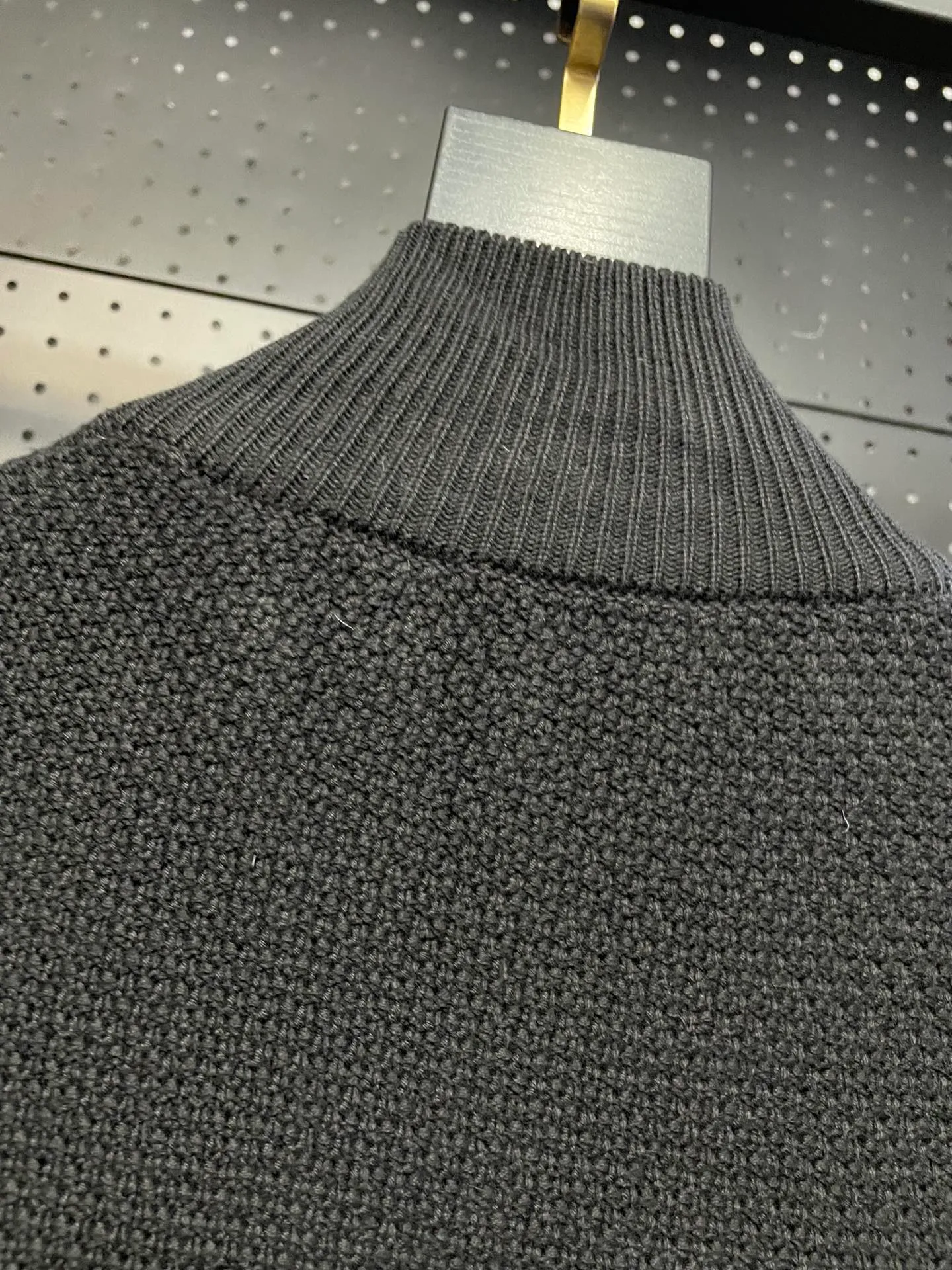 P660 Moncler men's knitted down splicing men's new style (black and beige two colors) ‼ ️Exclusive model, exclusive release‼ ️ Selling point: Down knitted splicing, the splicing is made of wool blended fabric!  Mengjia will release several types of sweaters and down at this time of the year. In fact, the sweater and down at the Mjia counter are classic and evergreen styles. They are all in basic style. They can be worn alone or matched inside, as a sweater. The main promotion of this kind of counter is beige, so most of them are beige. The front is down, and the back and both sleeves are made of wool blended fabric. The code number is MLXLXXL.