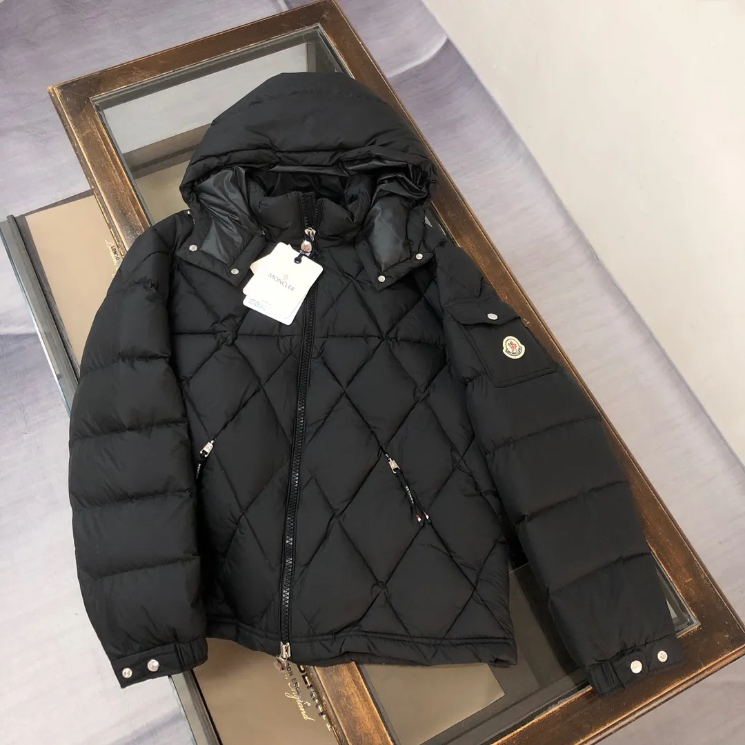 P880 🆕🆕🆕🔥Moncler Averole short men’s diamond check down jacket jacket! Premium duck down filling! Original factory matching hardware ~ The Averole men's short down jacket features an eye-catching stitching pattern that combines diamond quilted yoke and rectangular quilted body. complement each other. Made from stretch nylon and features a removable hood, pockets and two-way zip fly. Made of elastic nylon fabric, elastic nylon lining, detachable and adjustable hood with snap buttons and drawstring, diamond quilted yoke, snap button adjustment on the cuffs, sleeve arm flap pockets wool felt logo badge, highly recommended 🤩 Color: Black White Size: 1-2-3-4-5 (please state your height and weight when placing an order)