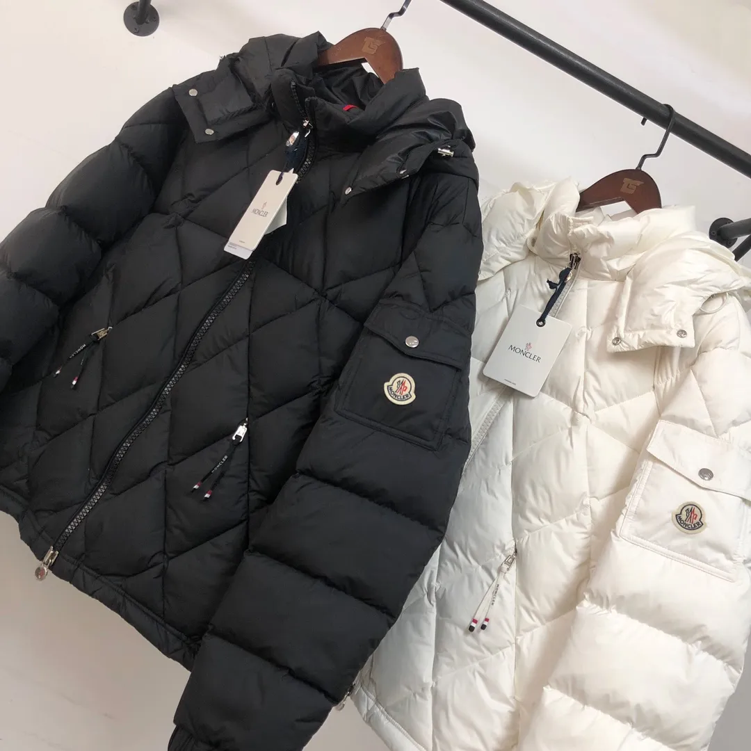 P880 🆕🆕🆕🔥Moncler Averole short men’s diamond check down jacket jacket! Premium duck down filling! Original factory matching hardware ~ The Averole men's short down jacket features an eye-catching stitching pattern that combines diamond quilted yoke and rectangular quilted body. complement each other. Made from stretch nylon and features a removable hood, pockets and two-way zip fly. Made of elastic nylon fabric, elastic nylon lining, detachable and adjustable hood with snap buttons and drawstring, diamond quilted yoke, snap button adjustment on the cuffs, sleeve arm flap pockets wool felt logo badge, highly recommended 🤩 Color: Black White Size: 1-2-3-4-5 (please state your height and weight when placing an order)