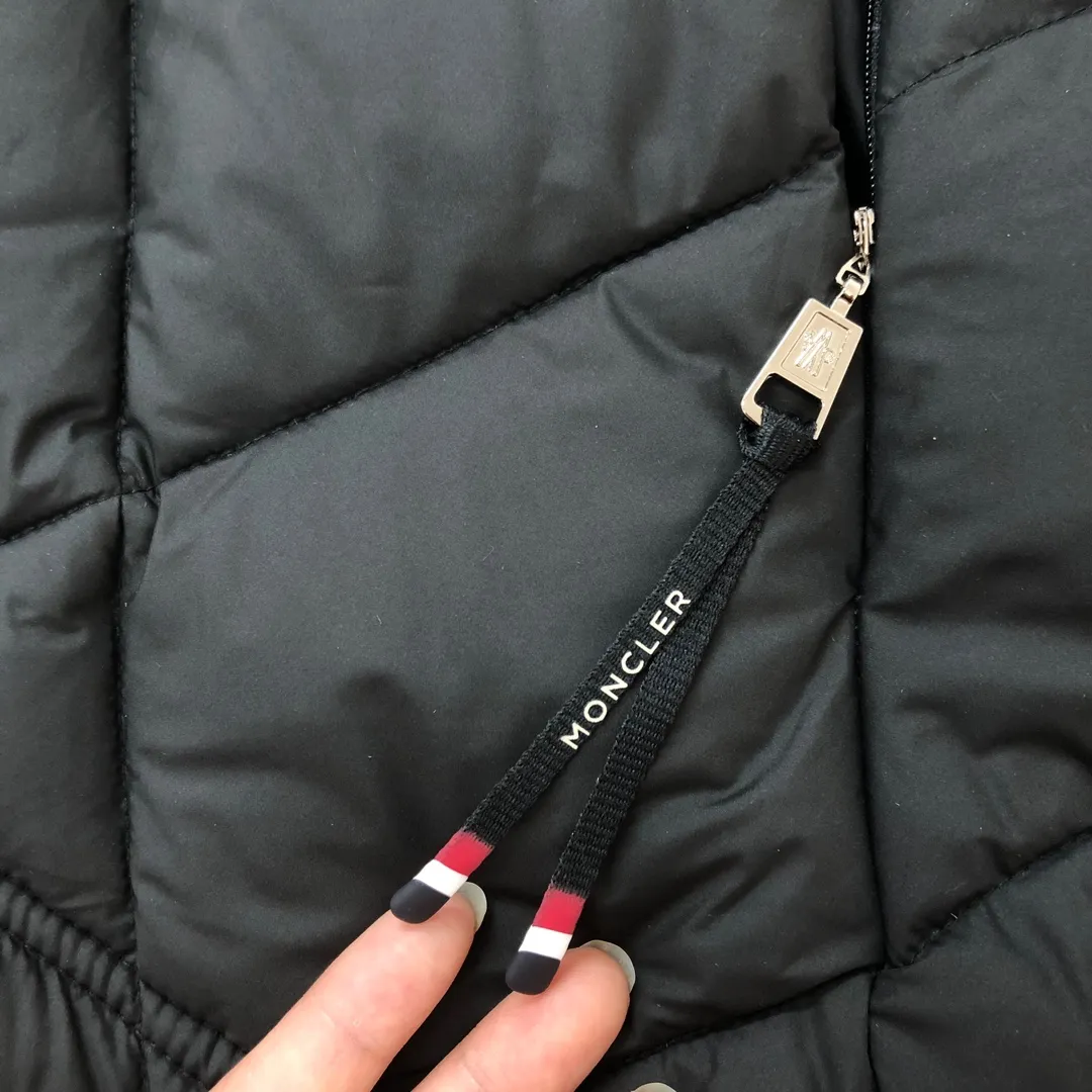 P880 🆕🆕🆕🔥Moncler Averole short men’s diamond check down jacket jacket! Premium duck down filling! Original factory matching hardware ~ The Averole men's short down jacket features an eye-catching stitching pattern that combines diamond quilted yoke and rectangular quilted body. complement each other. Made from stretch nylon and features a removable hood, pockets and two-way zip fly. Made of elastic nylon fabric, elastic nylon lining, detachable and adjustable hood with snap buttons and drawstring, diamond quilted yoke, snap button adjustment on the cuffs, sleeve arm flap pockets wool felt logo badge, highly recommended 🤩 Color: Black White Size: 1-2-3-4-5 (please state your height and weight when placing an order)